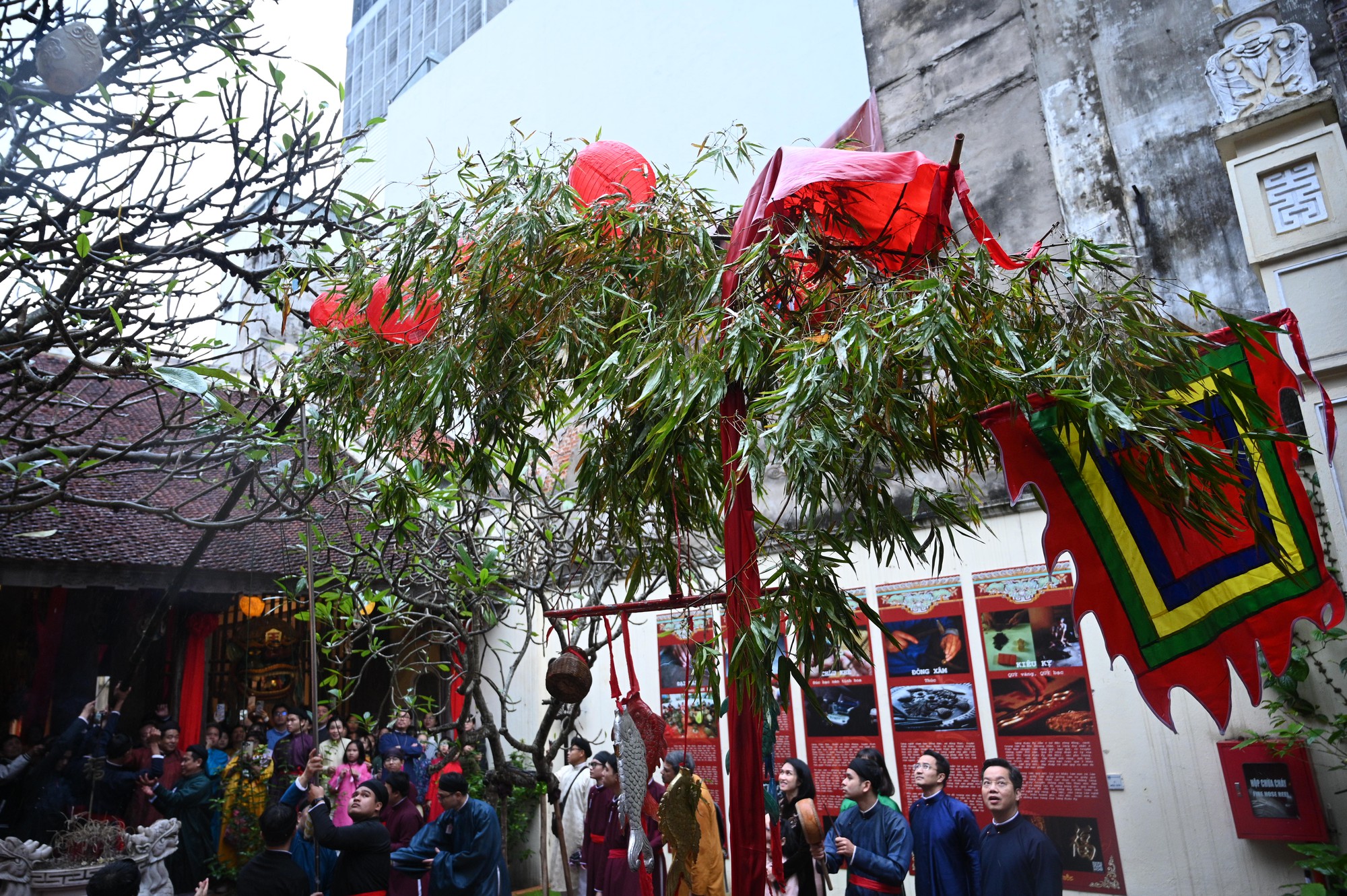 Giữa mưa rét 15 độ, Bách Hoa Bộ Hành đã tạo nên khung cảnh hiếm thấy giữa Hà Nội- Ảnh 12.