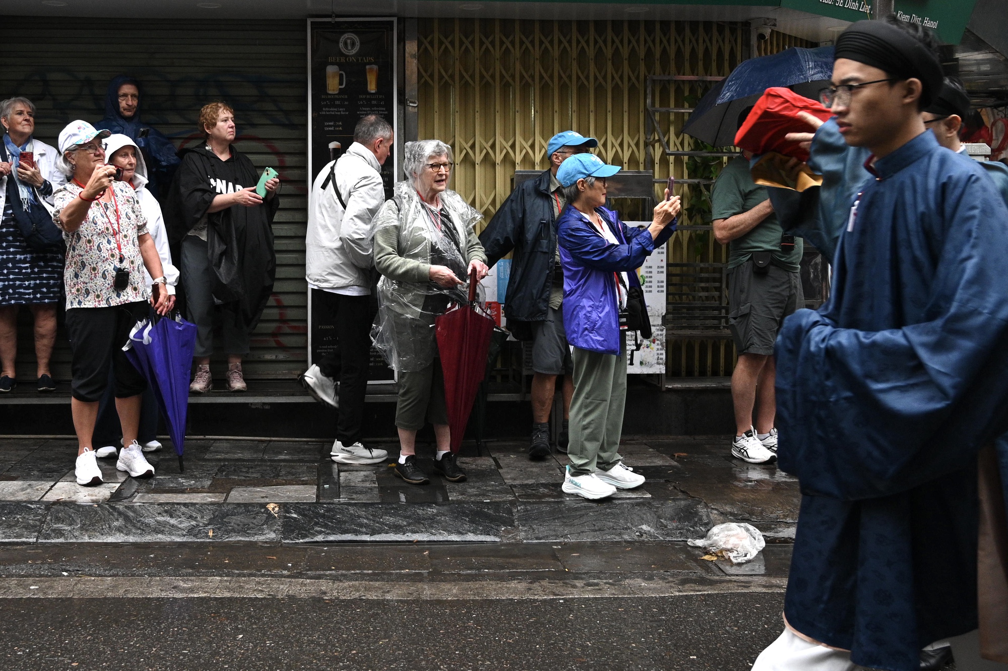 Giữa mưa rét 15 độ, Bách Hoa Bộ Hành đã tạo nên khung cảnh hiếm thấy giữa Hà Nội- Ảnh 14.