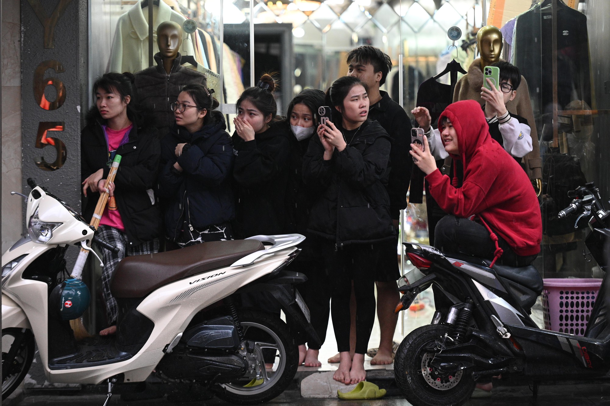 Giữa mưa rét 15 độ, Bách Hoa Bộ Hành đã tạo nên khung cảnh hiếm thấy giữa Hà Nội- Ảnh 15.