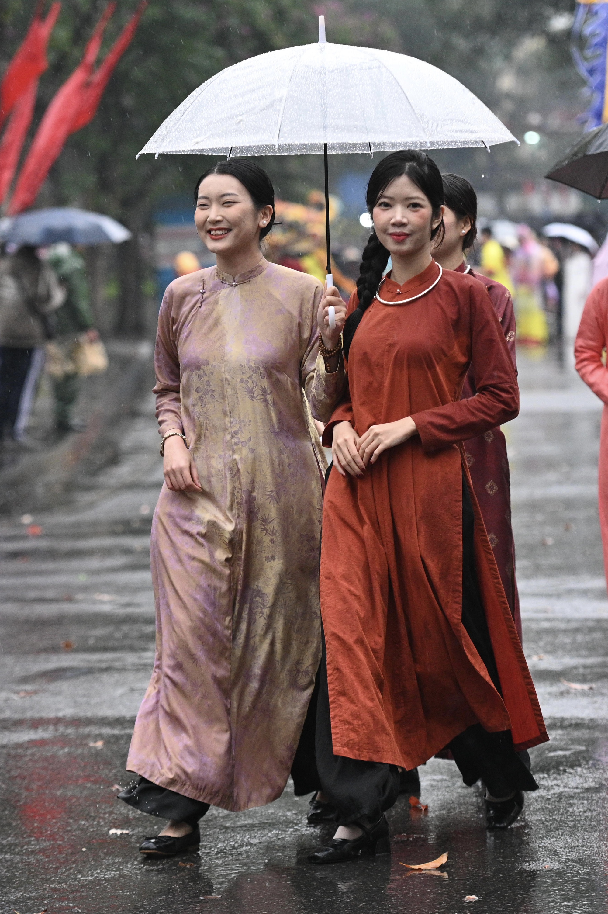 Giữa mưa rét 15 độ, Bách Hoa Bộ Hành đã tạo nên khung cảnh hiếm thấy giữa Hà Nội- Ảnh 16.