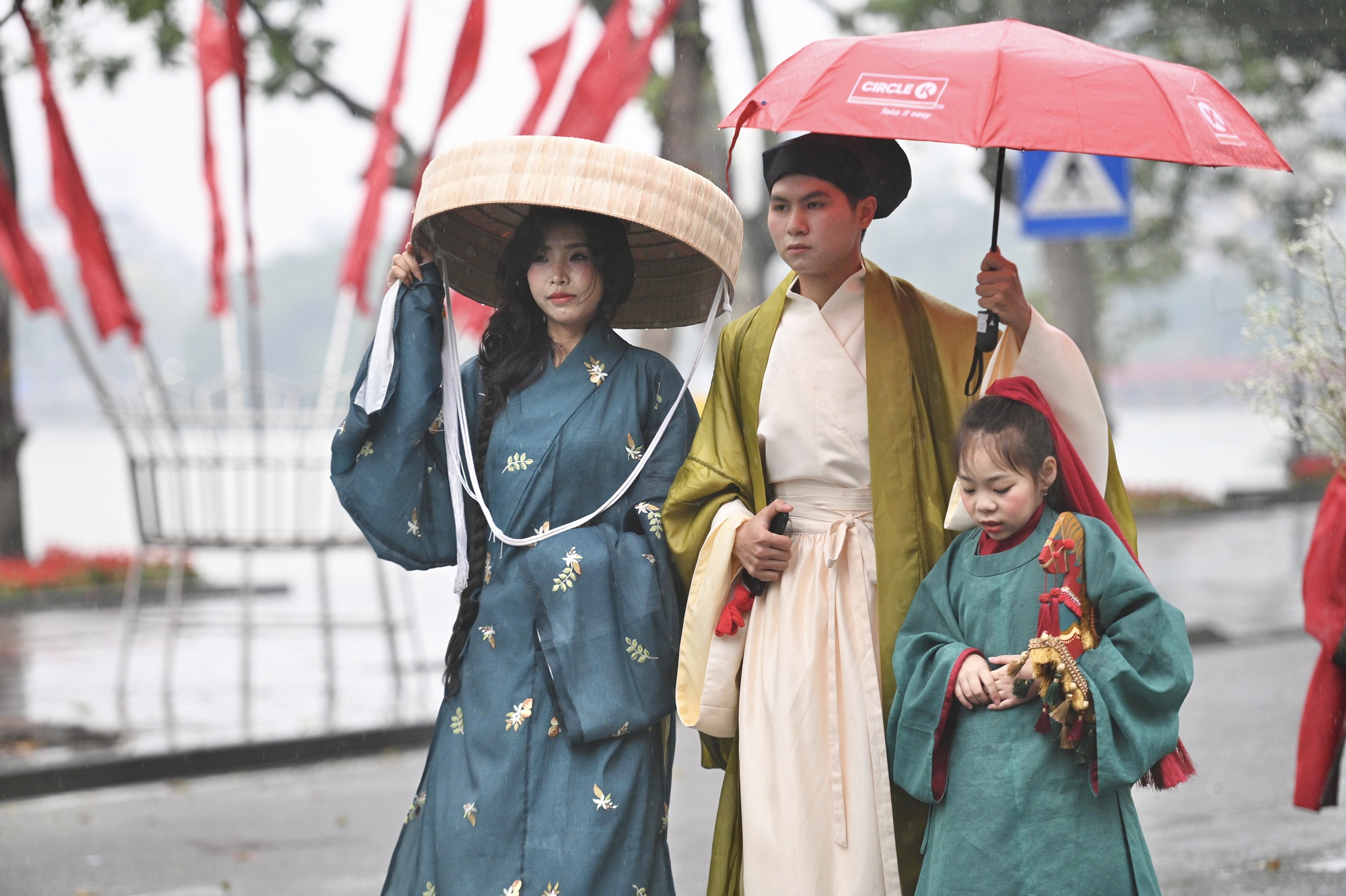 Giữa mưa rét 15 độ, Bách Hoa Bộ Hành đã tạo nên khung cảnh hiếm thấy giữa Hà Nội- Ảnh 17.