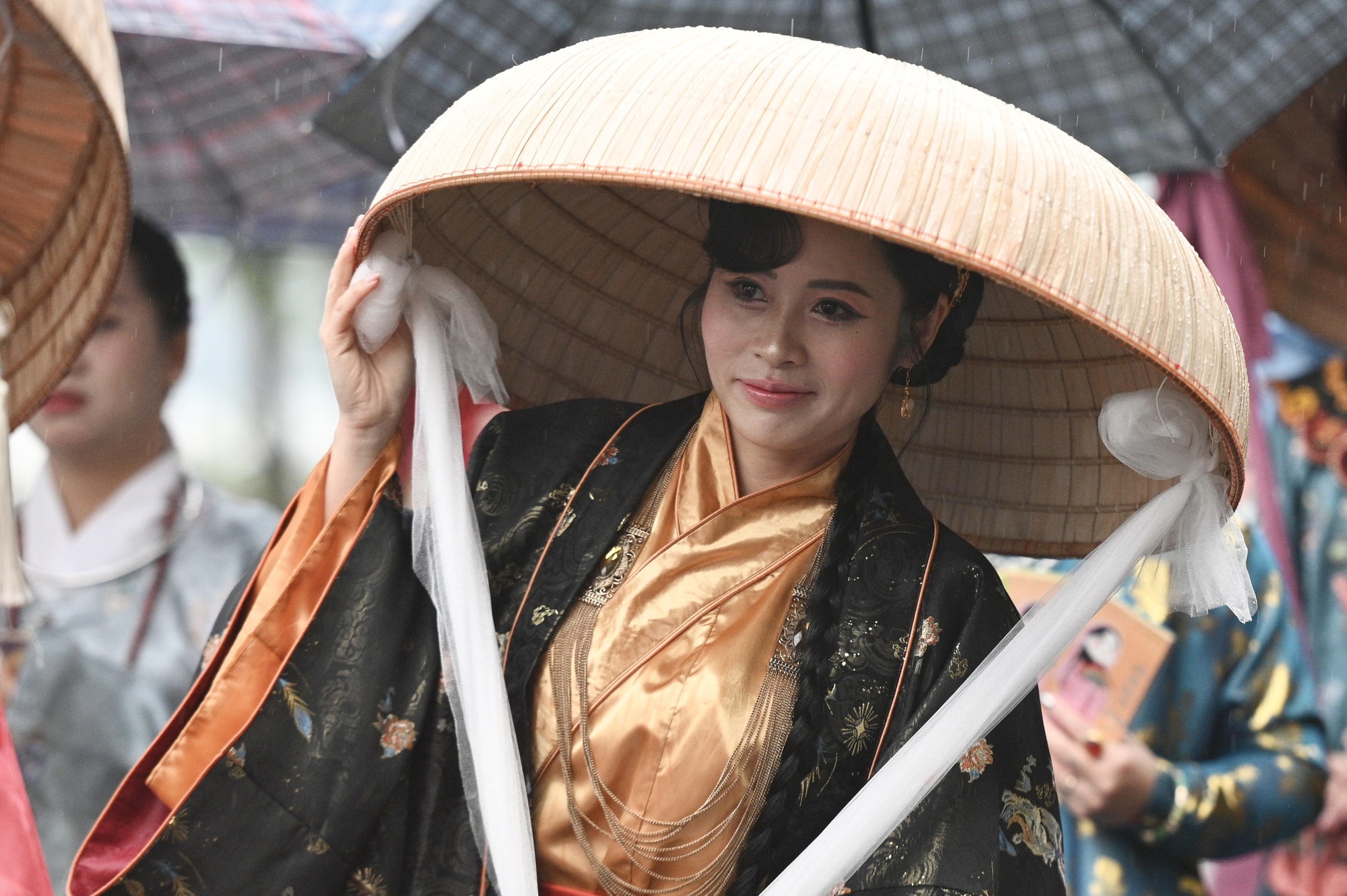 Giữa mưa rét 15 độ, Bách Hoa Bộ Hành đã tạo nên khung cảnh hiếm thấy giữa Hà Nội- Ảnh 22.