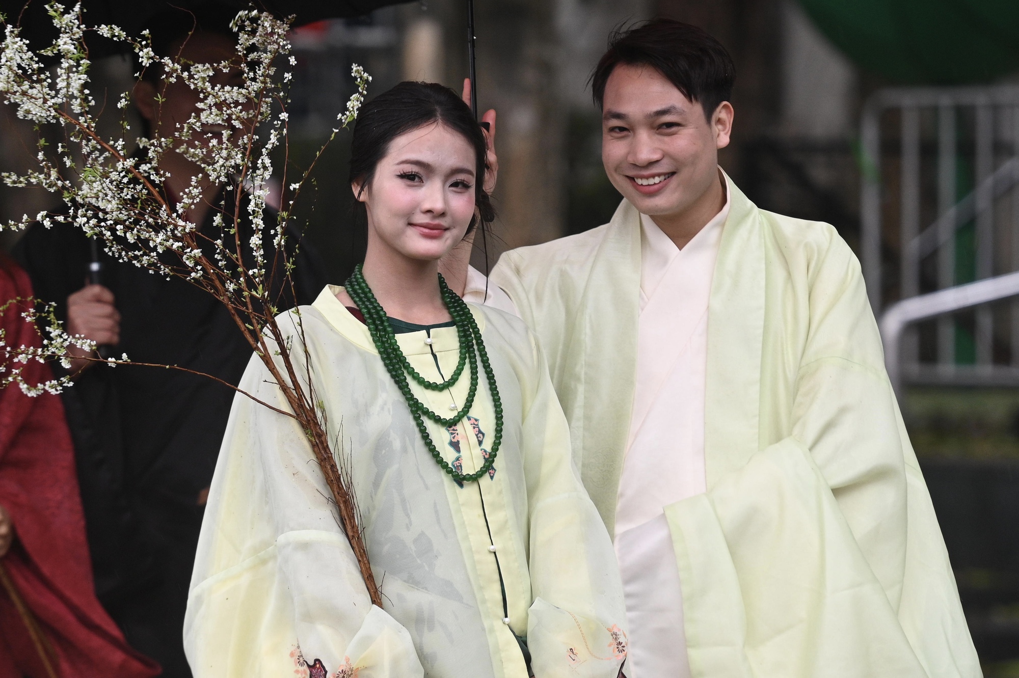 Giữa mưa rét 15 độ, Bách Hoa Bộ Hành đã tạo nên khung cảnh hiếm thấy giữa Hà Nội- Ảnh 23.