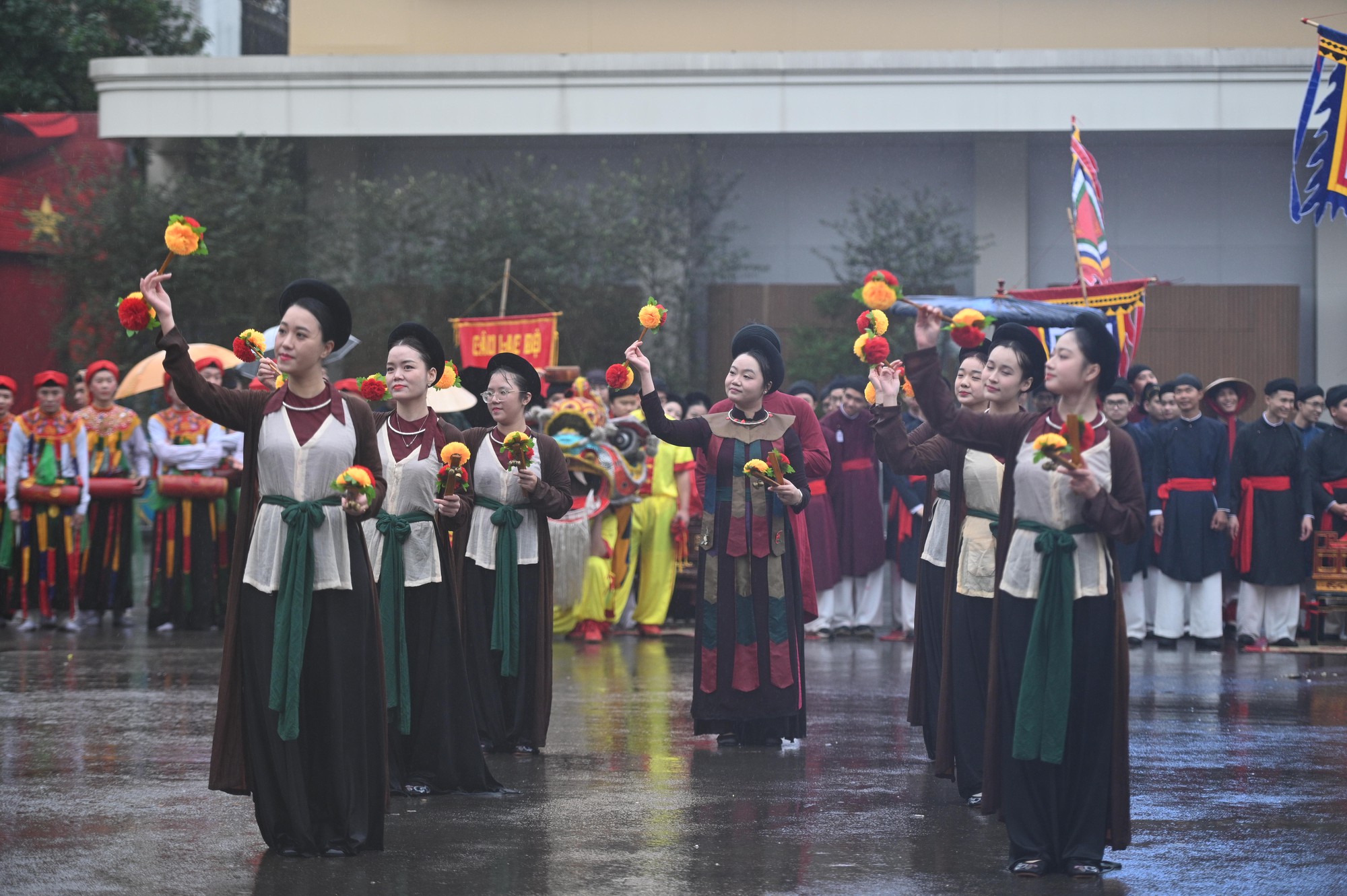 Giữa mưa rét 15 độ, Bách Hoa Bộ Hành đã tạo nên khung cảnh hiếm thấy giữa Hà Nội- Ảnh 24.