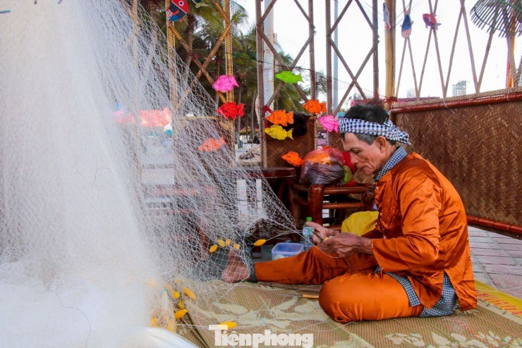 Không gian “Tết làng chài” được dựng bằng tre, nứa mộc mạc, tái hiện sinh động hình ảnh Tết vùng biển miền Trung.