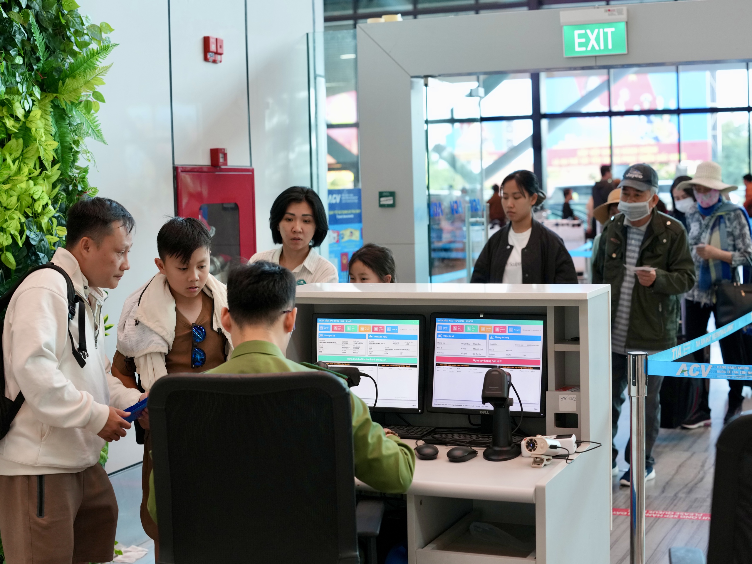 Xuyên đêm ở cửa ngõ không ngủ Tân Sơn Nhất cận Tết Bính Ngọ- Ảnh 2.