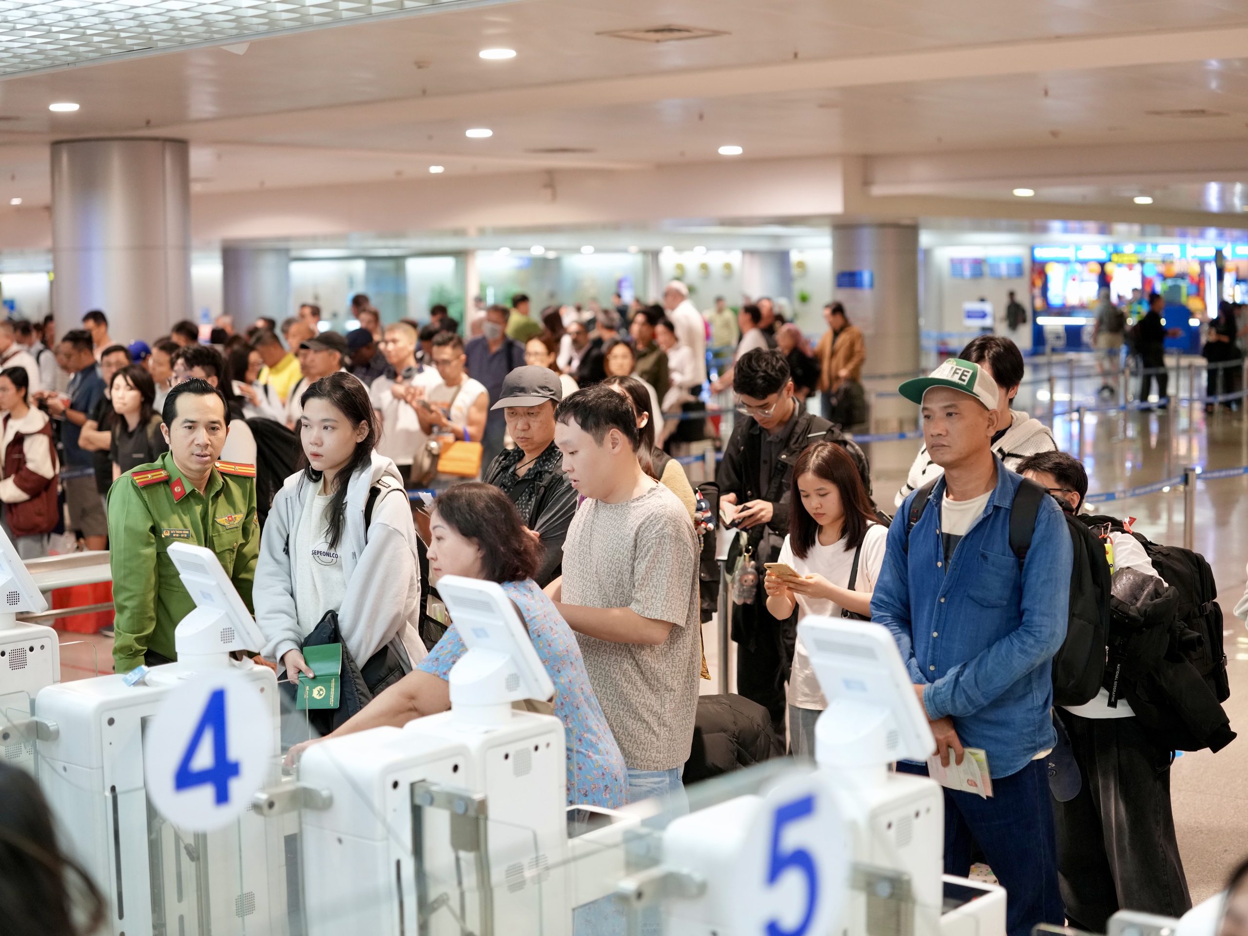 Xuyên đêm ở cửa ngõ không ngủ Tân Sơn Nhất cận Tết Bính Ngọ- Ảnh 3.