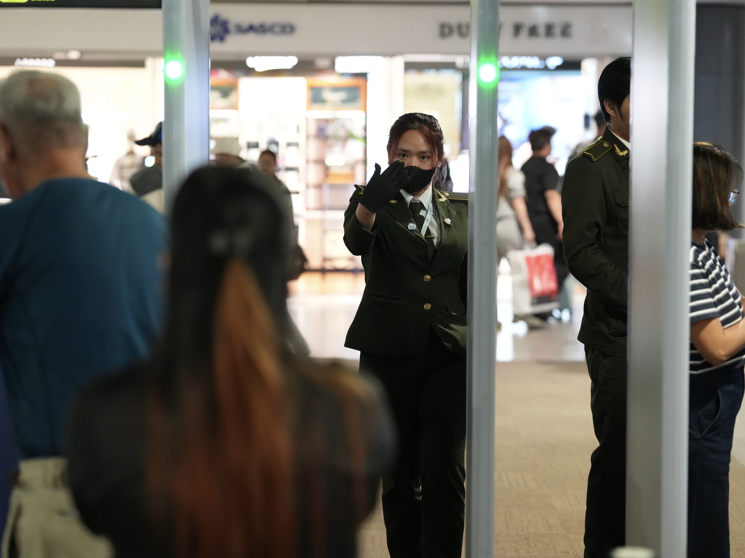 Xuyên đêm ở cửa ngõ không ngủ Tân Sơn Nhất cận Tết Bính Ngọ- Ảnh 6.