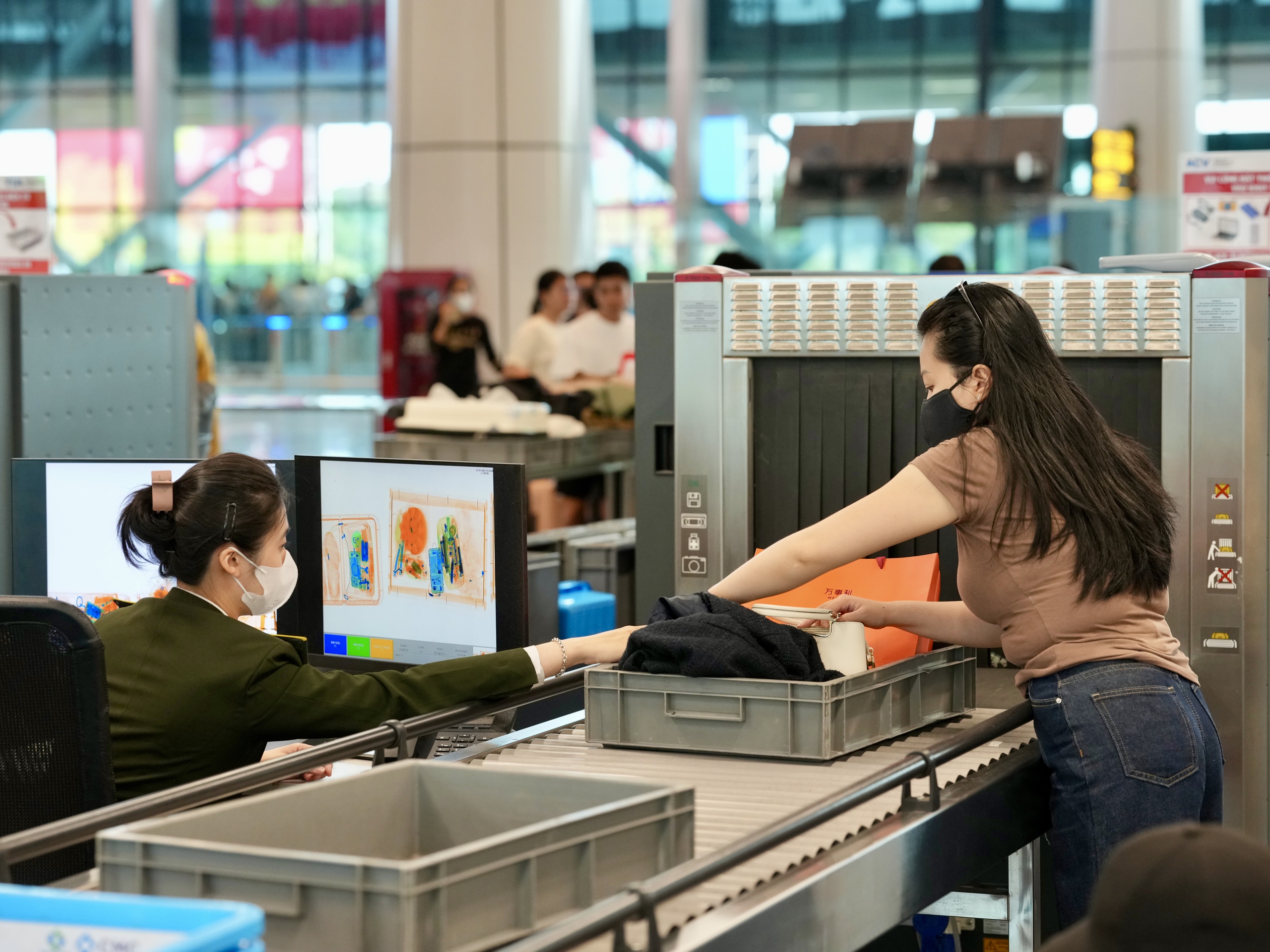 Xuyên đêm ở cửa ngõ không ngủ Tân Sơn Nhất cận Tết Bính Ngọ- Ảnh 7.