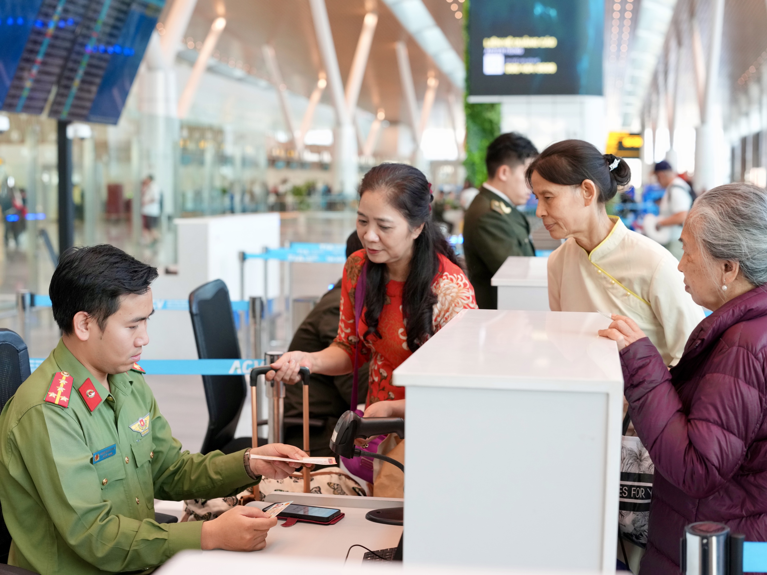 Xuyên đêm ở cửa ngõ không ngủ Tân Sơn Nhất cận Tết Bính Ngọ- Ảnh 8.