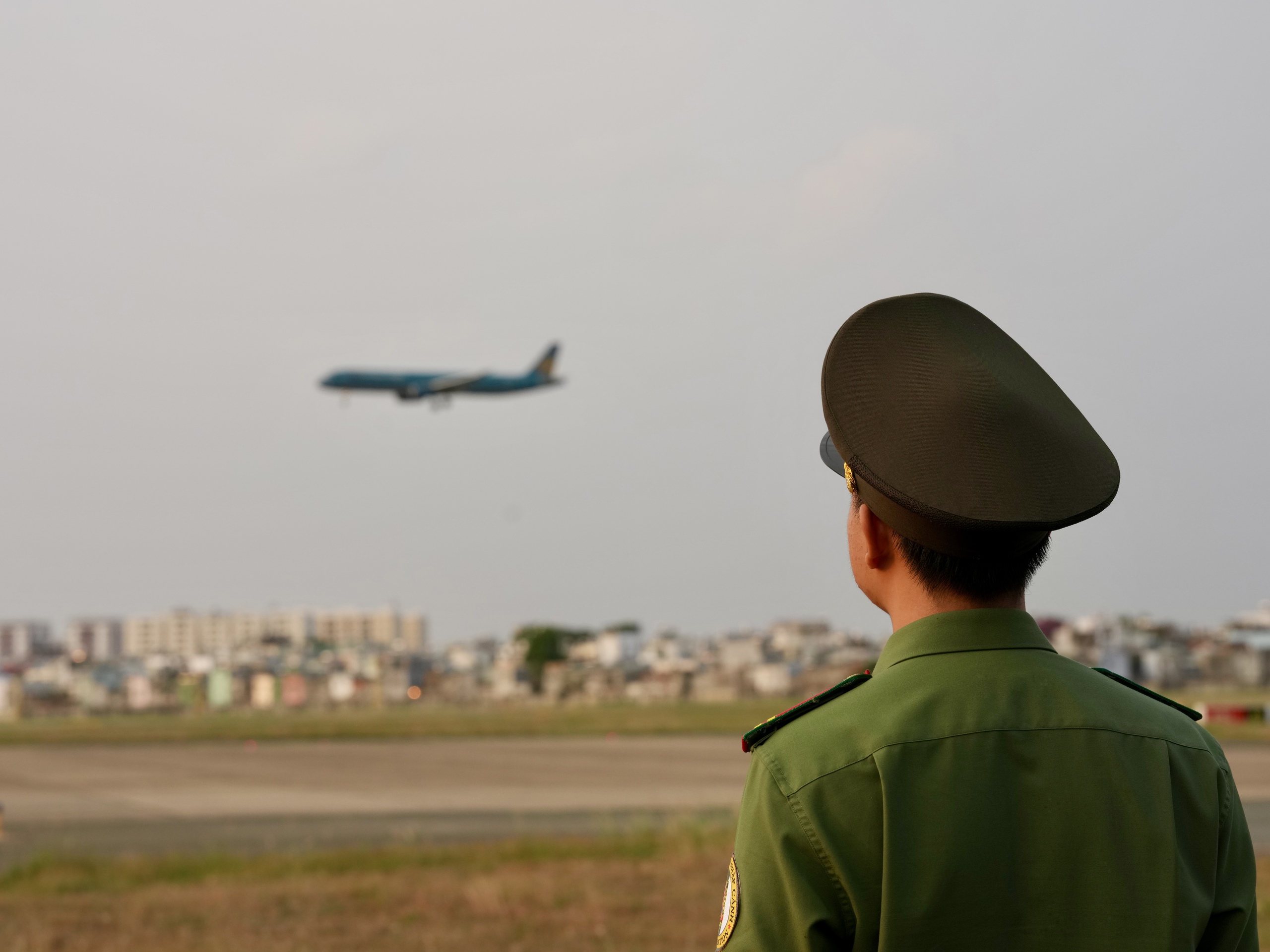 Xuyên đêm ở cửa ngõ không ngủ Tân Sơn Nhất cận Tết Bính Ngọ- Ảnh 9.