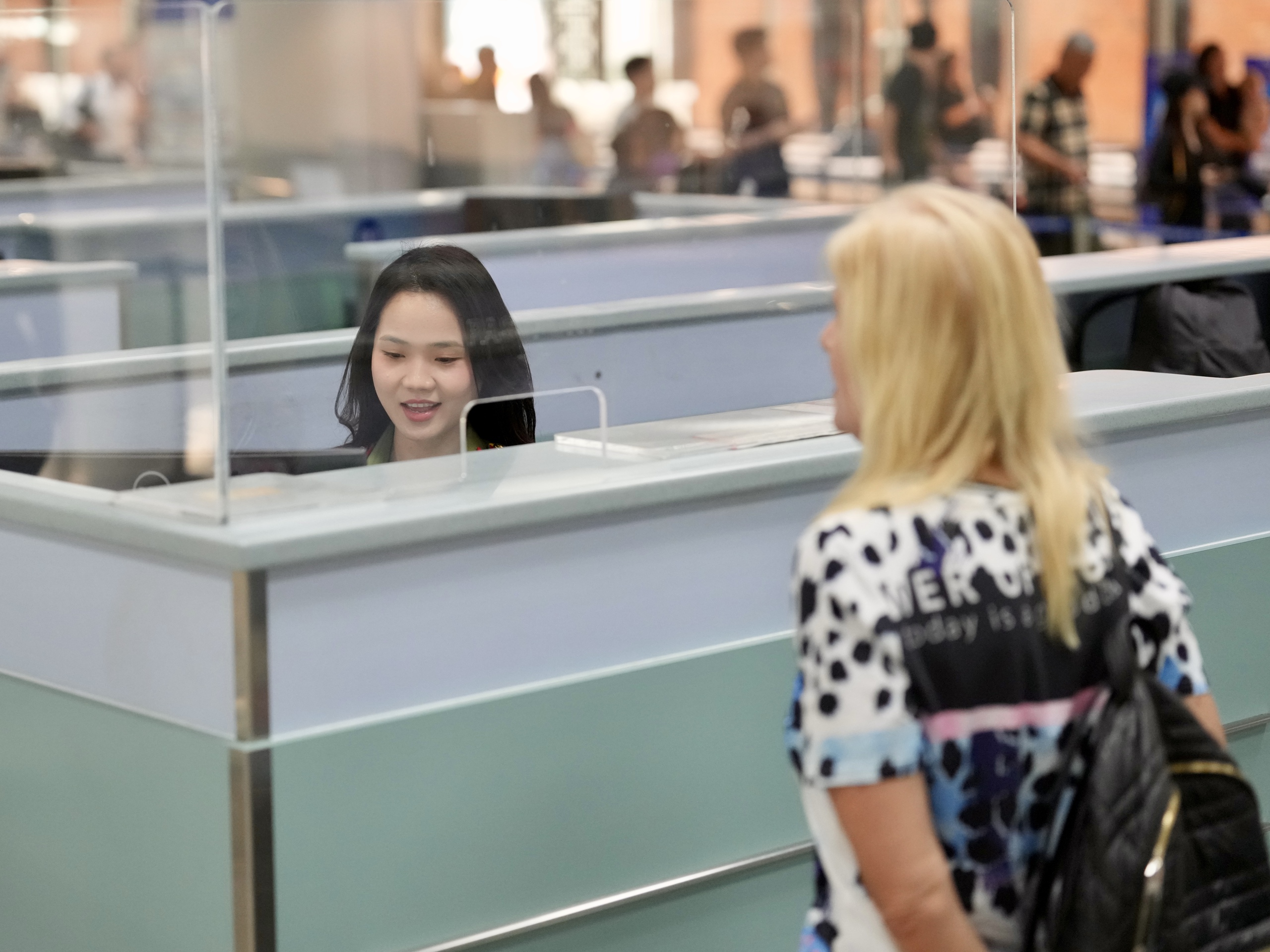 Xuyên đêm ở cửa ngõ không ngủ Tân Sơn Nhất cận Tết Bính Ngọ- Ảnh 11.