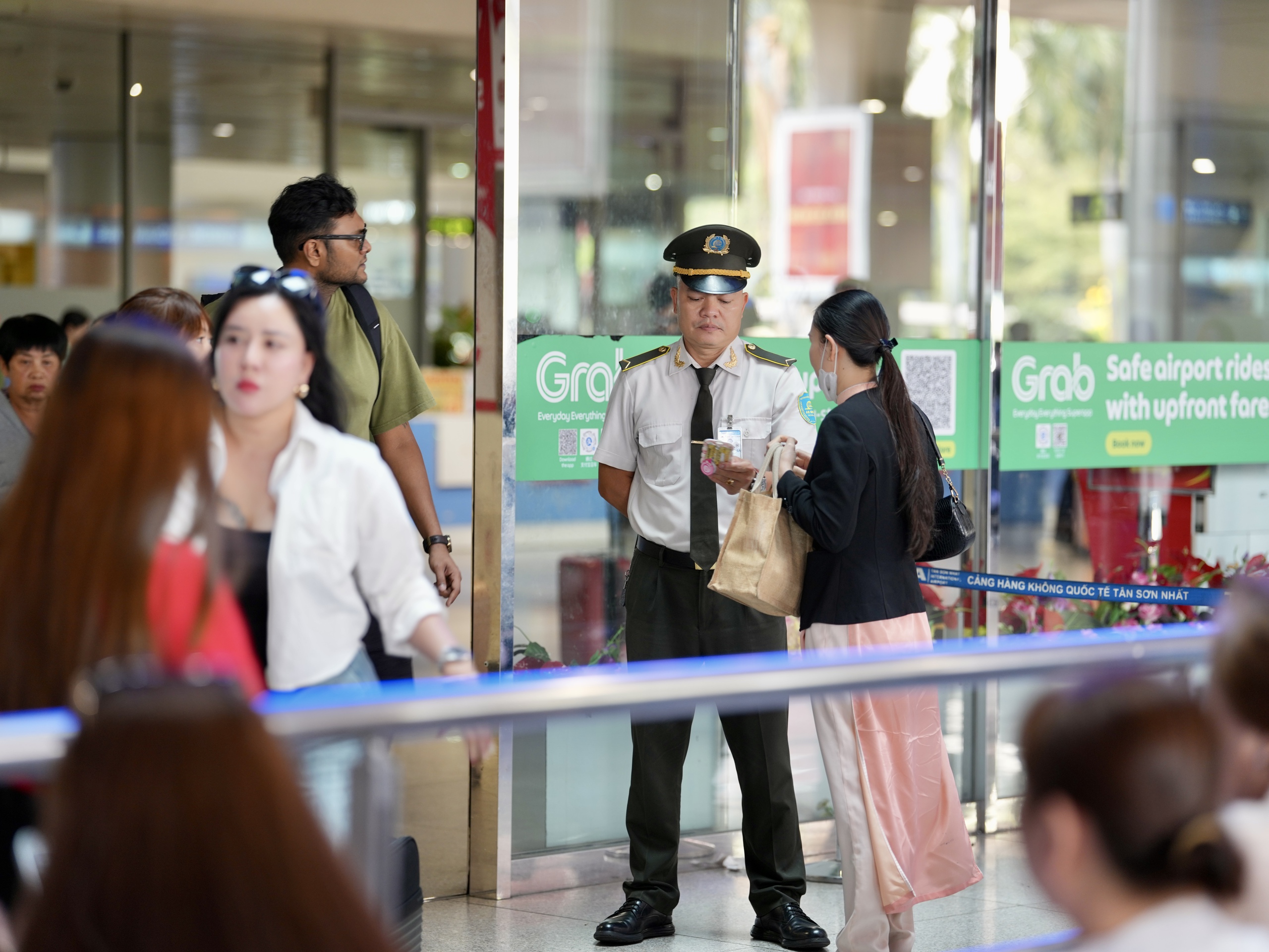 Xuyên đêm ở cửa ngõ không ngủ Tân Sơn Nhất cận Tết Bính Ngọ- Ảnh 12.