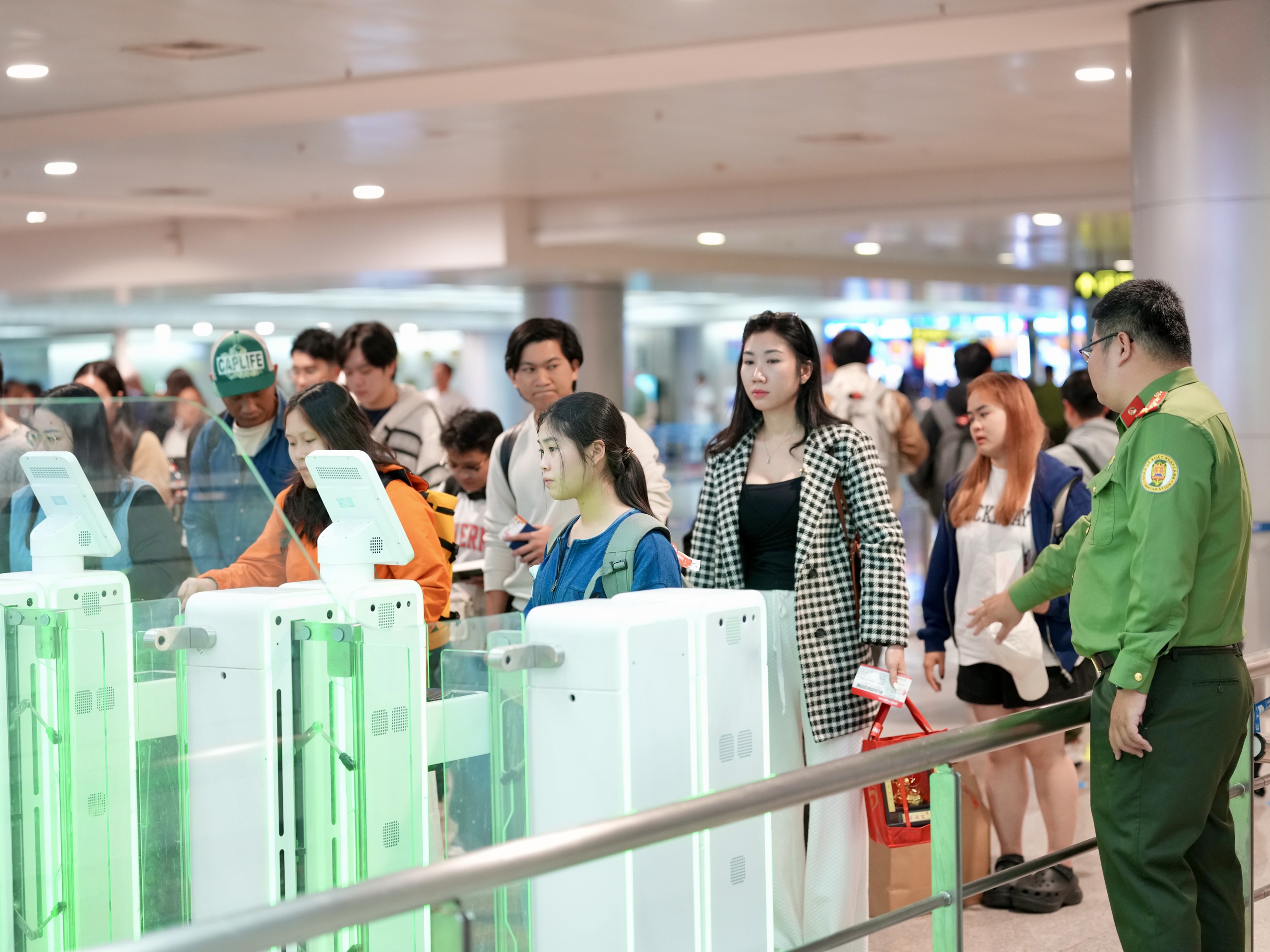 Xuyên đêm ở cửa ngõ không ngủ Tân Sơn Nhất cận Tết Bính Ngọ- Ảnh 15.