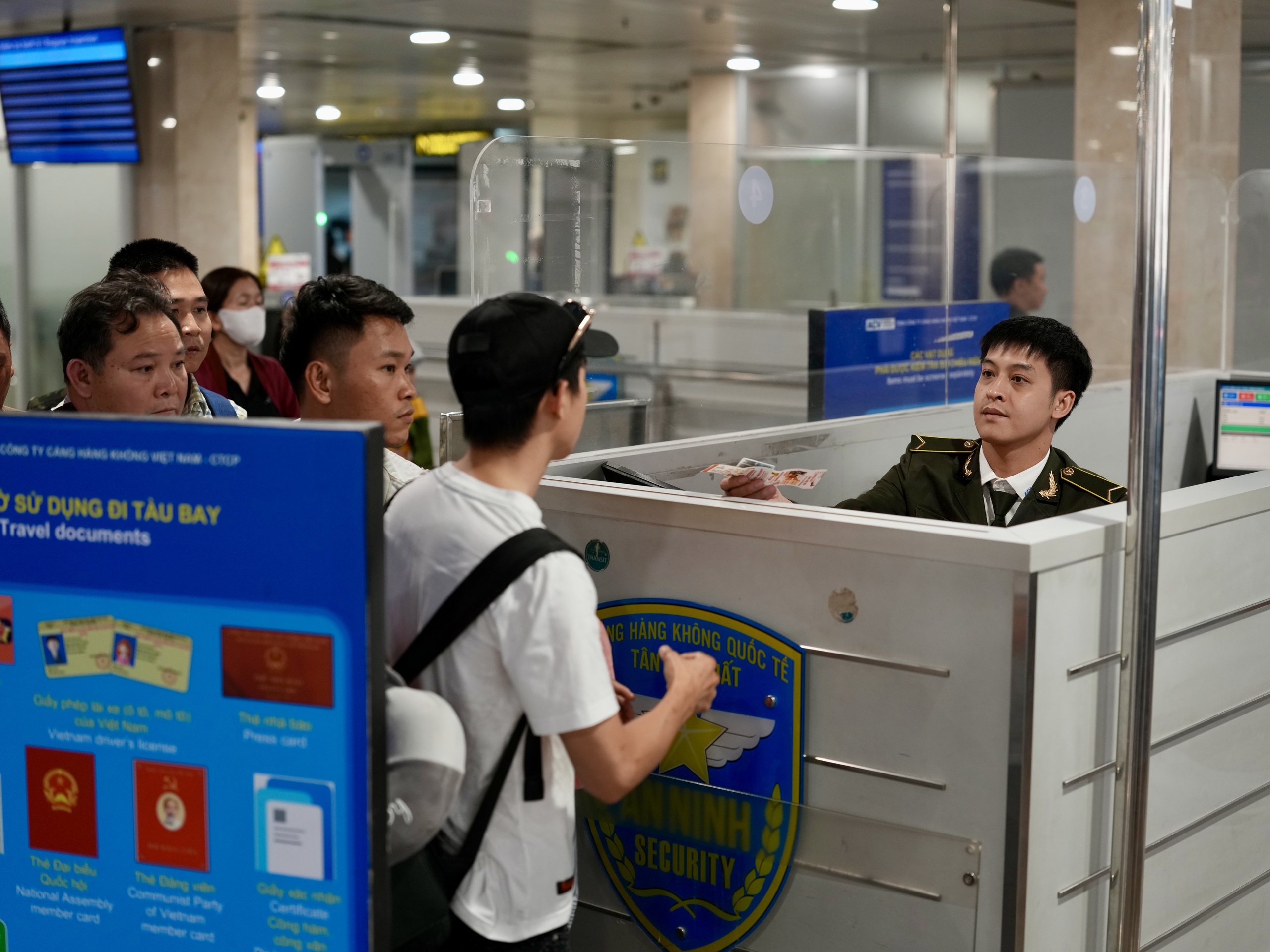 Xuyên đêm ở cửa ngõ không ngủ Tân Sơn Nhất cận Tết Bính Ngọ- Ảnh 16.