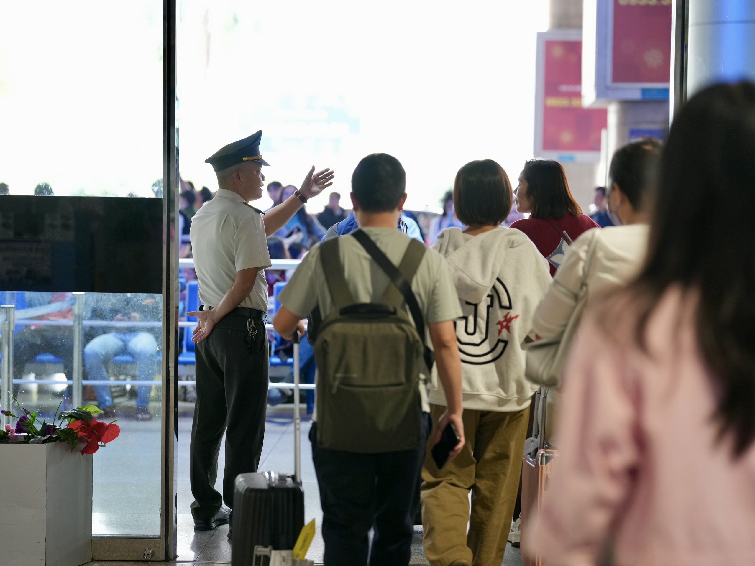 Xuyên đêm ở cửa ngõ không ngủ Tân Sơn Nhất cận Tết Bính Ngọ- Ảnh 18.