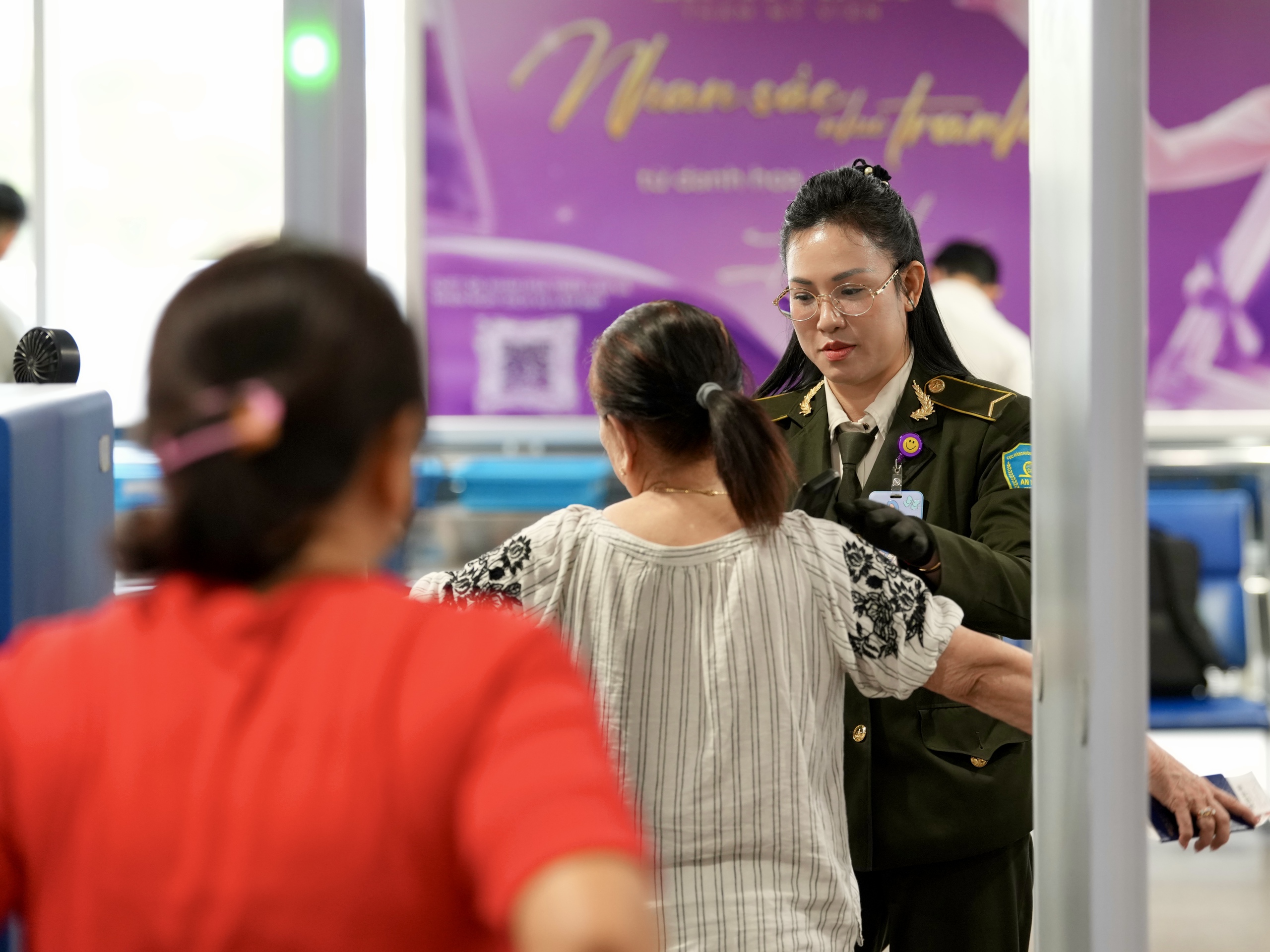 Xuyên đêm ở cửa ngõ không ngủ Tân Sơn Nhất cận Tết Bính Ngọ- Ảnh 20.