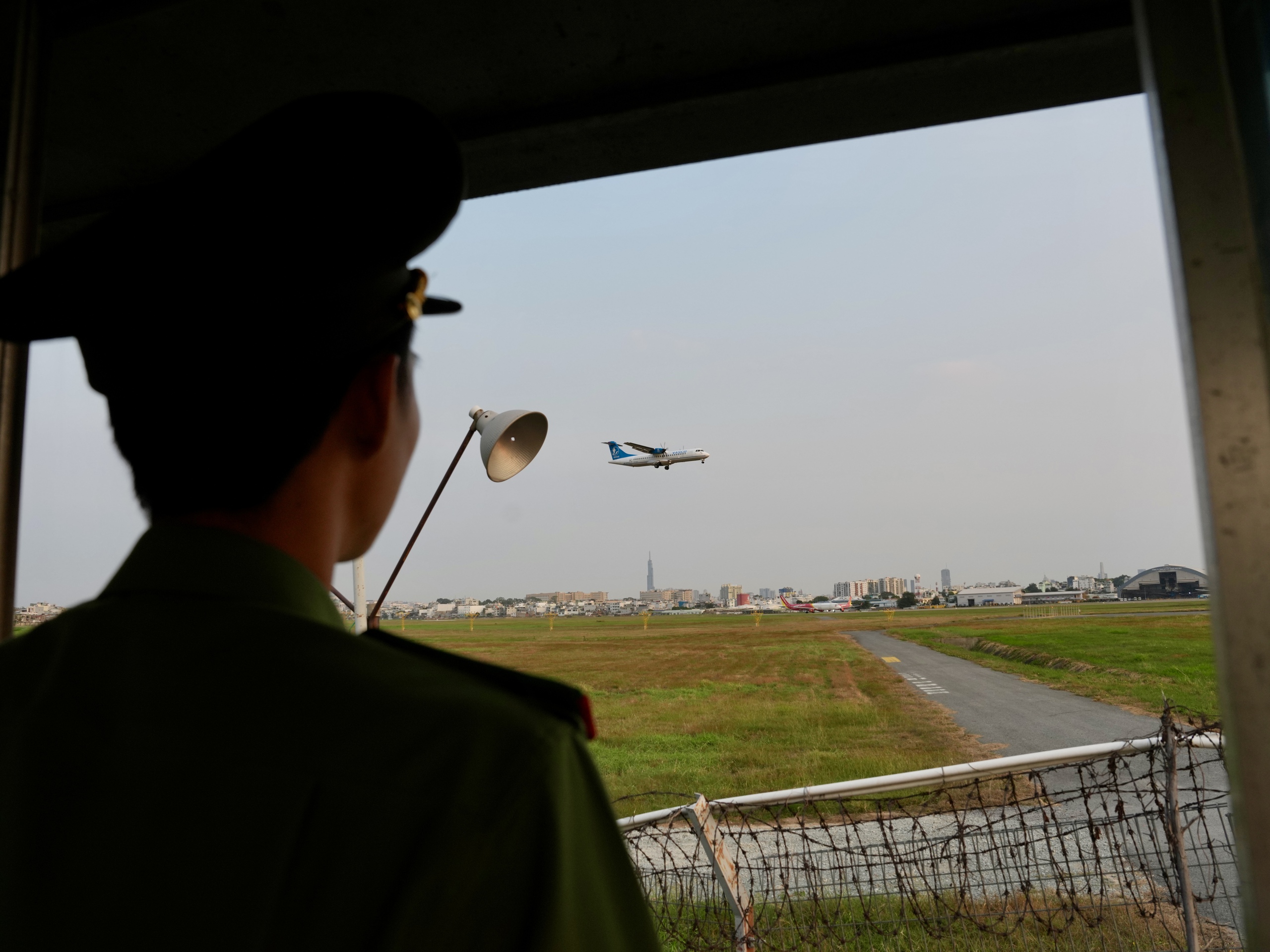 Xuyên đêm ở cửa ngõ không ngủ Tân Sơn Nhất cận Tết Bính Ngọ- Ảnh 22.