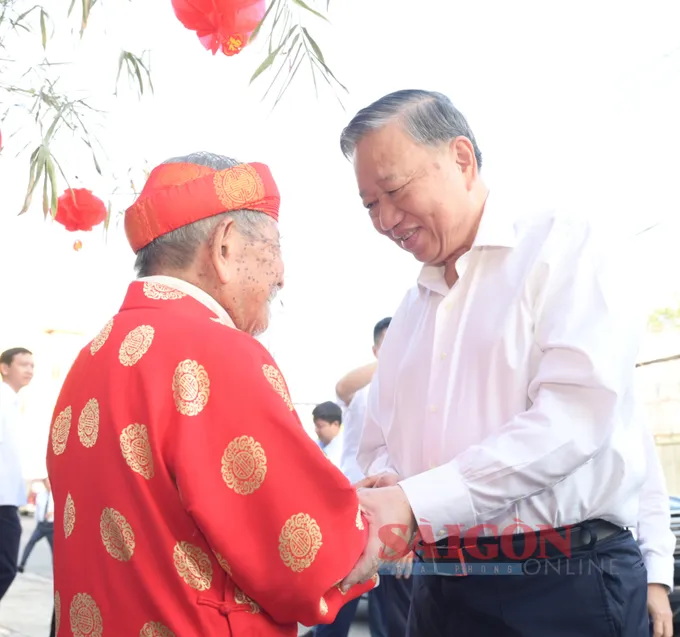 Tổng Bí thư Tô Lâm thăm, chúc Tết nhà nghiên cứu Nguyễn Đình Tư - Ảnh 3.