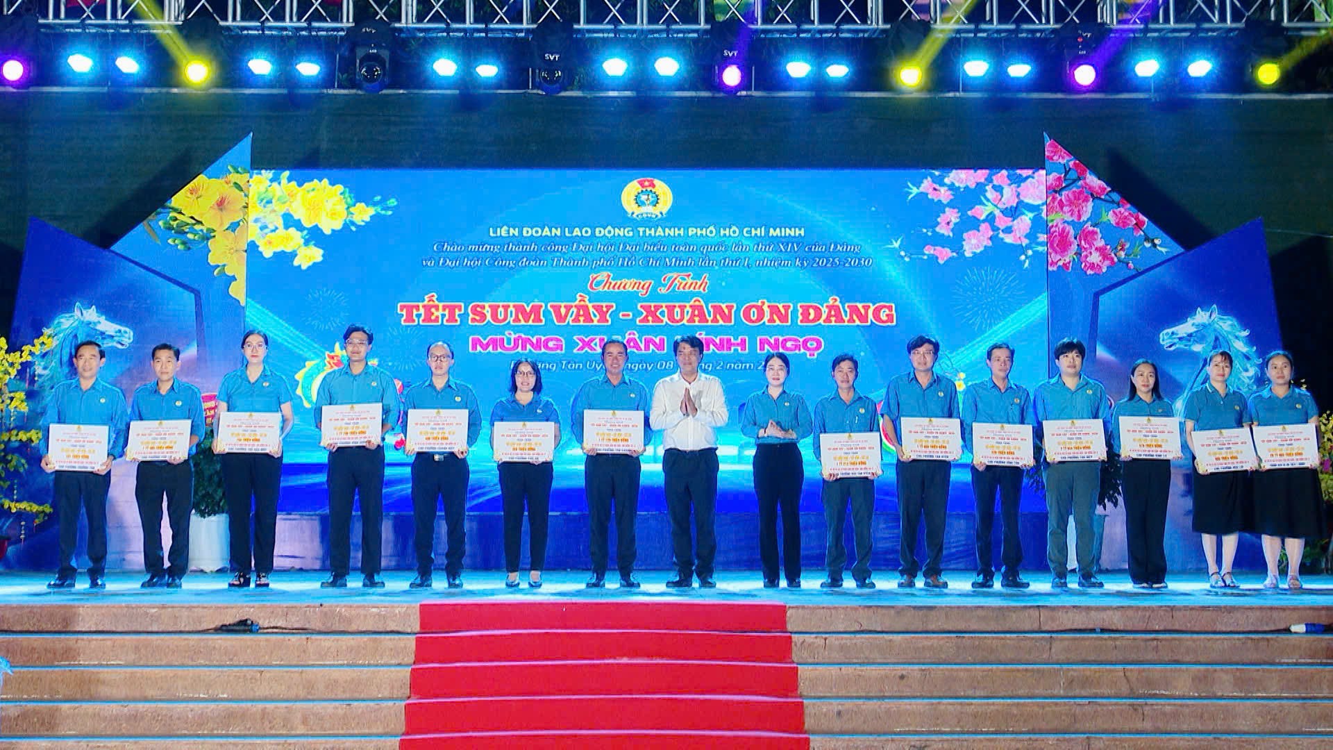 Nam công nhân xúc động khi nhận vé máy bay của Công đoàn sau 3 năm chưa về quê đón Tết - Ảnh 3.