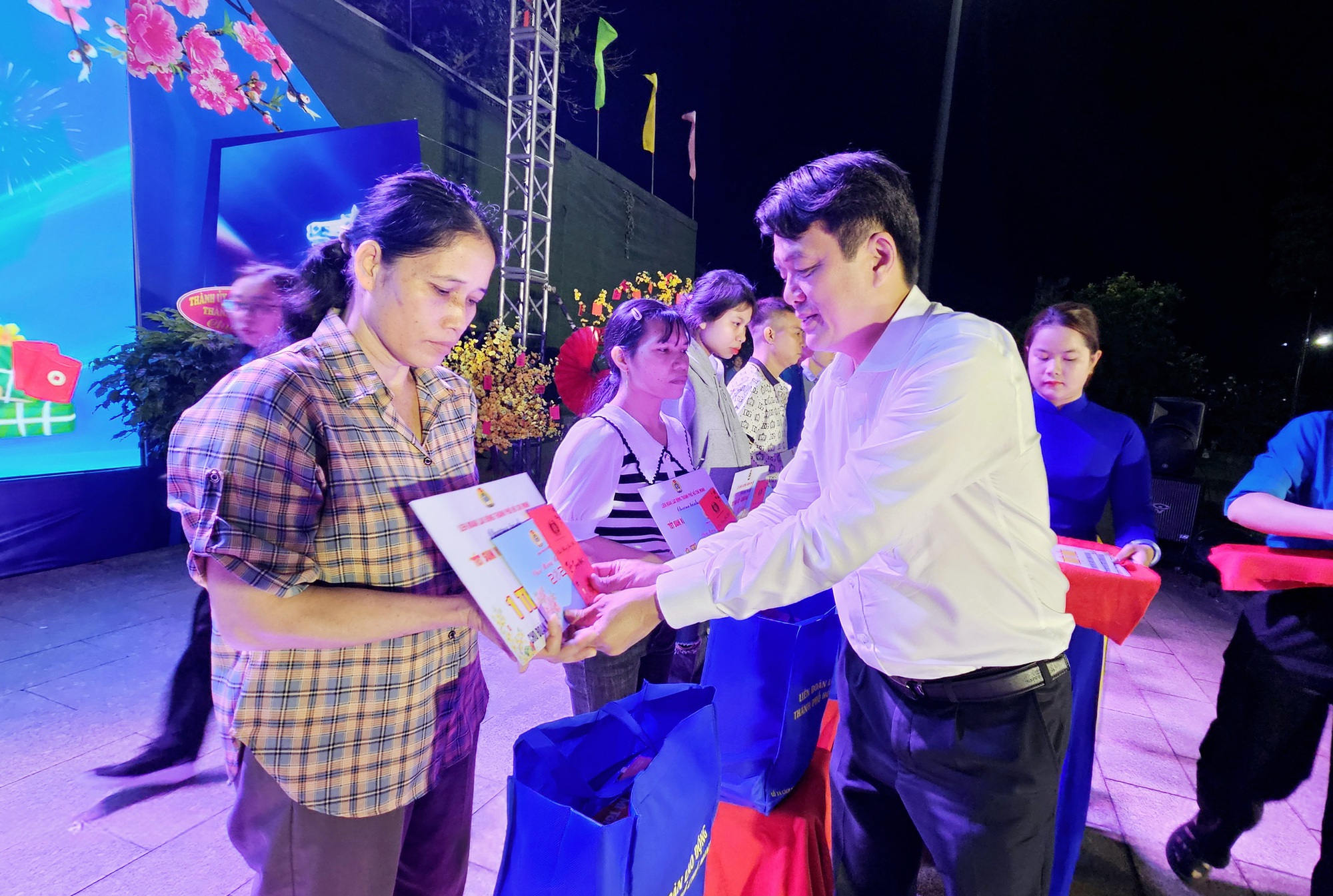 Nam công nhân xúc động khi nhận vé máy bay của Công đoàn sau 3 năm chưa về quê đón Tết - Ảnh 4.