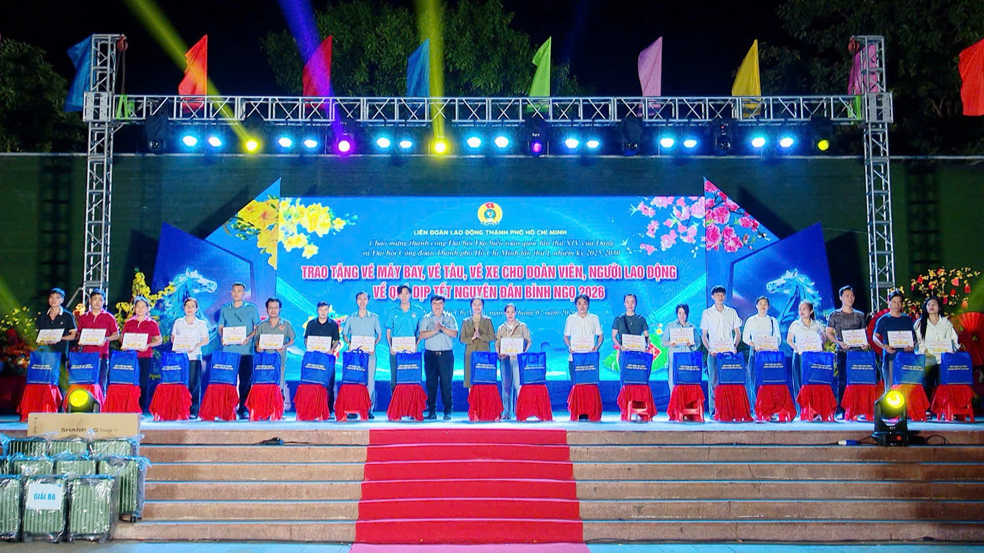 Nam công nhân xúc động khi nhận vé máy bay của Công đoàn sau 3 năm chưa về quê đón Tết - Ảnh 5.