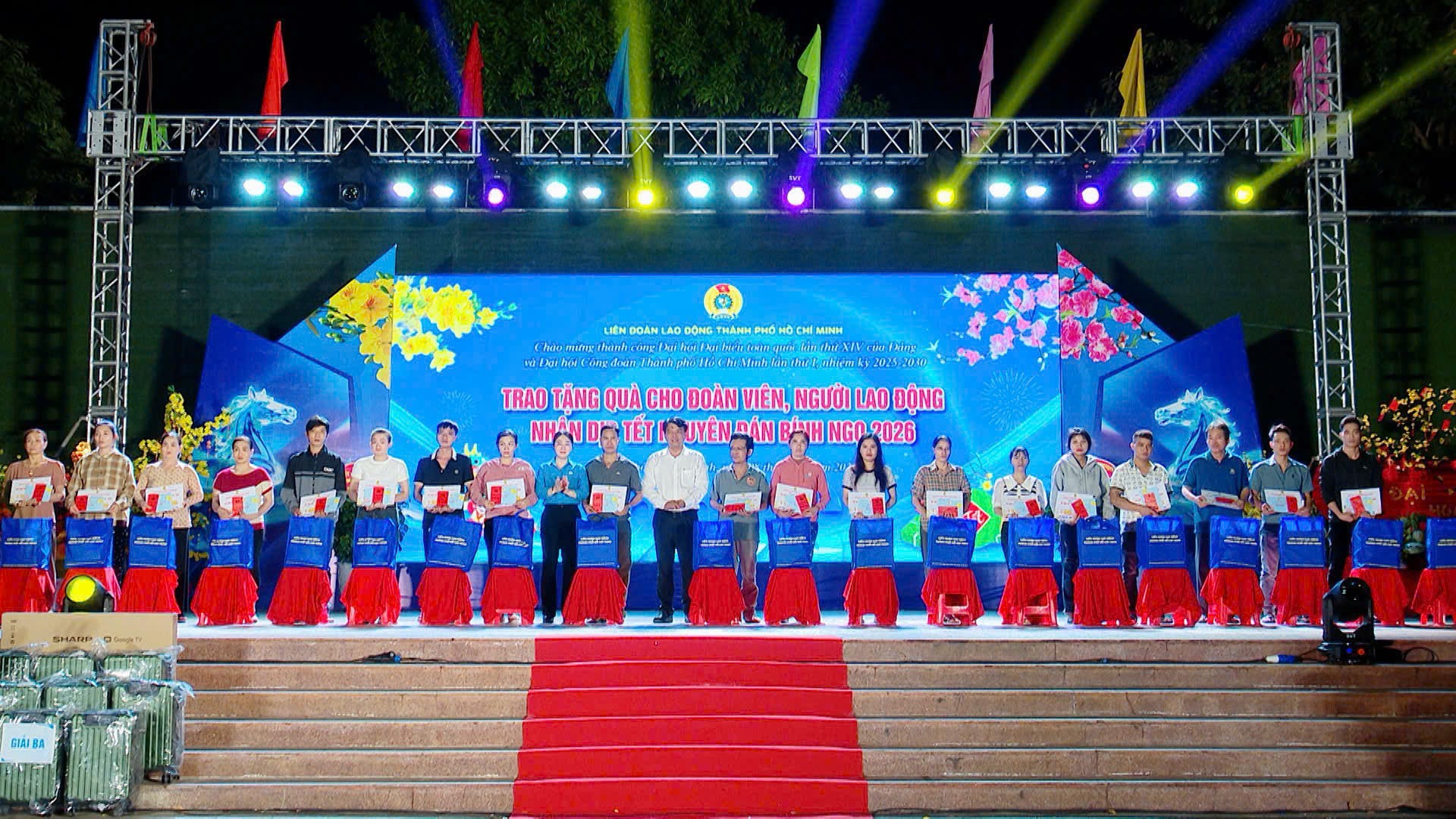 Nam công nhân xúc động khi nhận vé máy bay của Công đoàn sau 3 năm chưa về quê đón Tết - Ảnh 6.