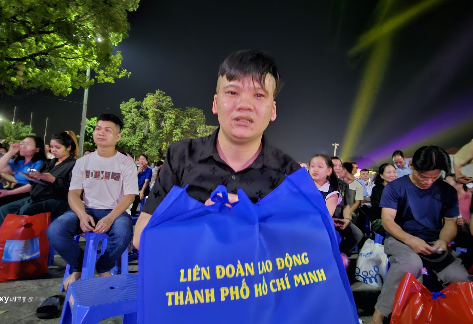 Nam công nhân xúc động khi nhận vé máy bay của Công đoàn sau 3 năm chưa về quê đón Tết - Ảnh 7.