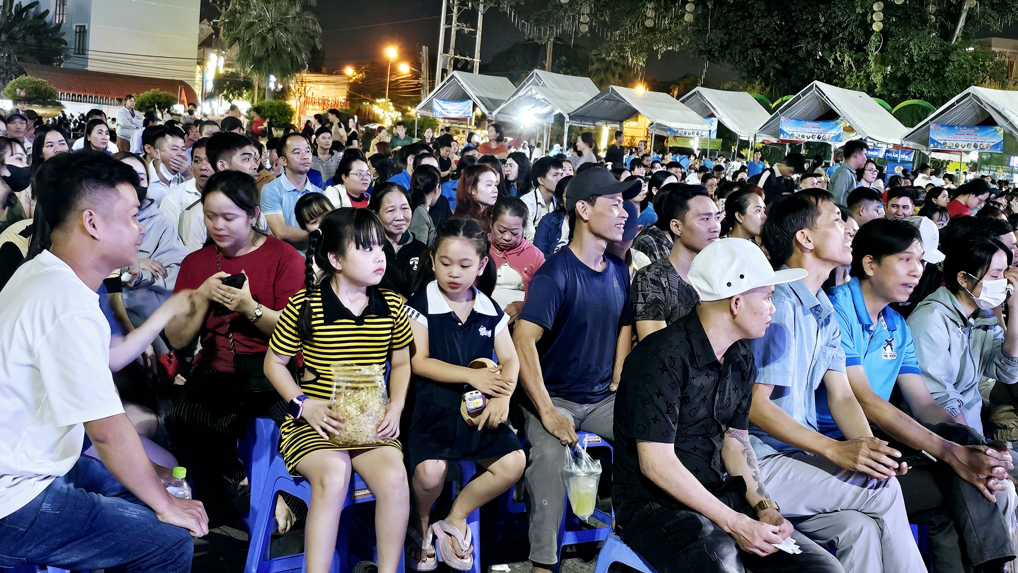 Nam công nhân xúc động khi nhận vé máy bay của Công đoàn sau 3 năm chưa về quê đón Tết - Ảnh 9.