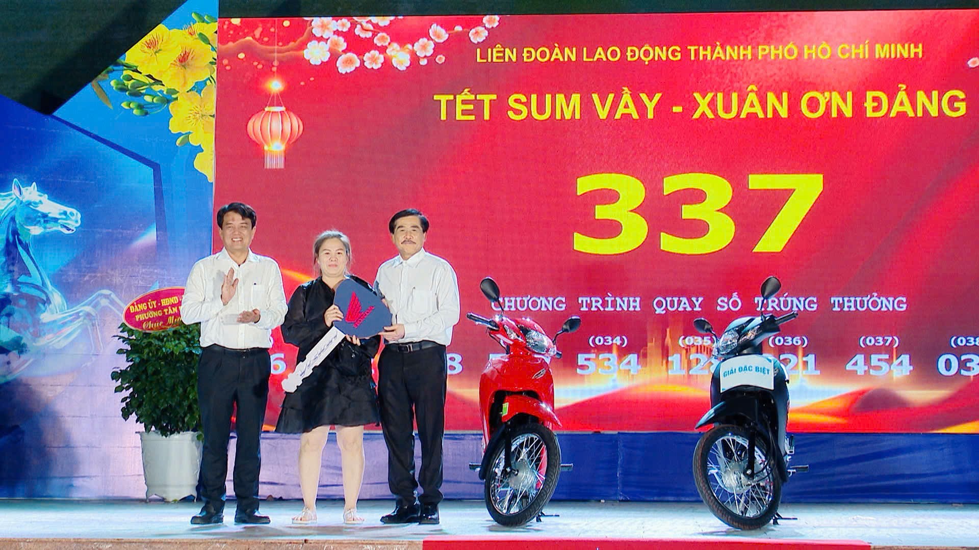 Nam công nhân xúc động khi nhận vé máy bay của Công đoàn sau 3 năm chưa về quê đón Tết - Ảnh 11.