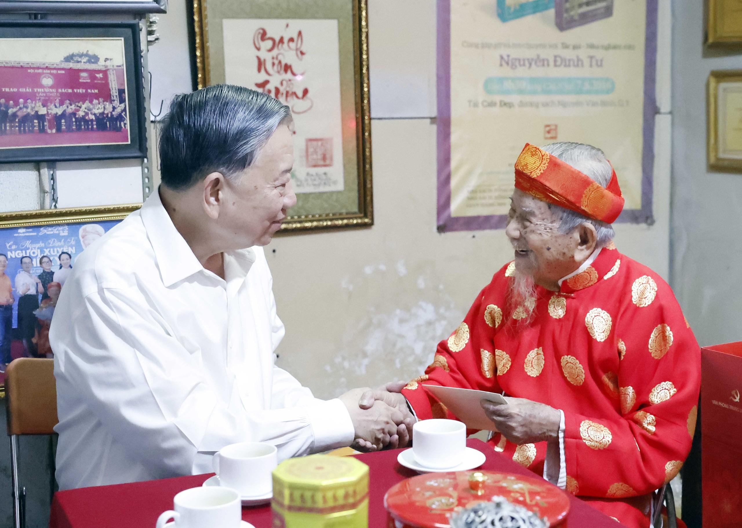 Tổng Bí thư Tô Lâm đến thăm chúc tết nhà nghiên cứu Nguyễn Đình Tư - Ảnh 2.