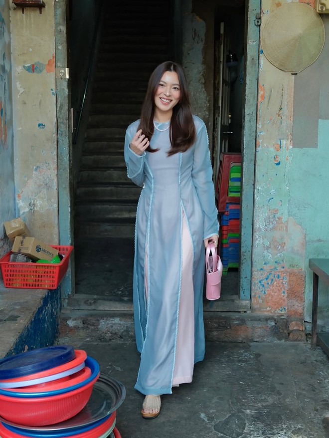 Áo dài cách tân lên ngôi trong tủ đồ đón tết 2026 của quý cô hiện đại- Ảnh 3.