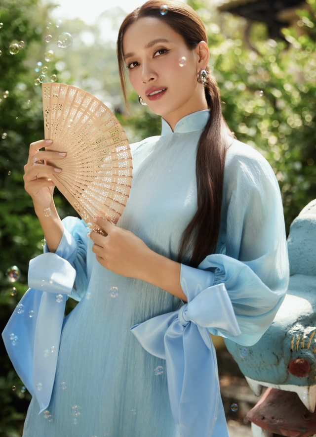 Áo dài cách tân lên ngôi trong tủ đồ đón tết 2026 của quý cô hiện đại- Ảnh 8.