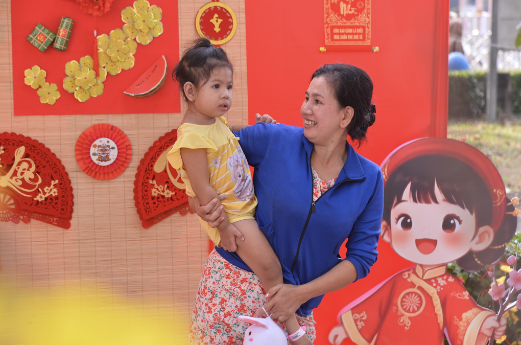 Trẻ chờ ghép gan ở TPHCM được ca sĩ Hà Anh Tuấn đến giường bệnh chúc Tết - 4