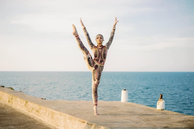 Sinh ra trong một gia đình có truyền thống nghệ thuật, Asia tiếp xúc với vũ đạo từ năm 3 tuổi dưới sự hướng dẫn của cha. Từ niềm đam mê khiêu vũ, Asia dần kết hợp nghệ thuật với các hoạt động cộng đồng thông qua tổ chức phi lợi nhuận của gia đình.