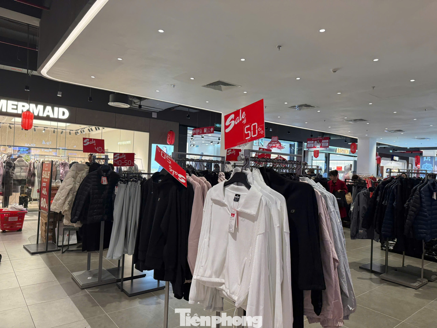 Cảnh lạ lùng tại siêu thị, trung tâm thương mại Hà Nội áp Tết- Ảnh 3.