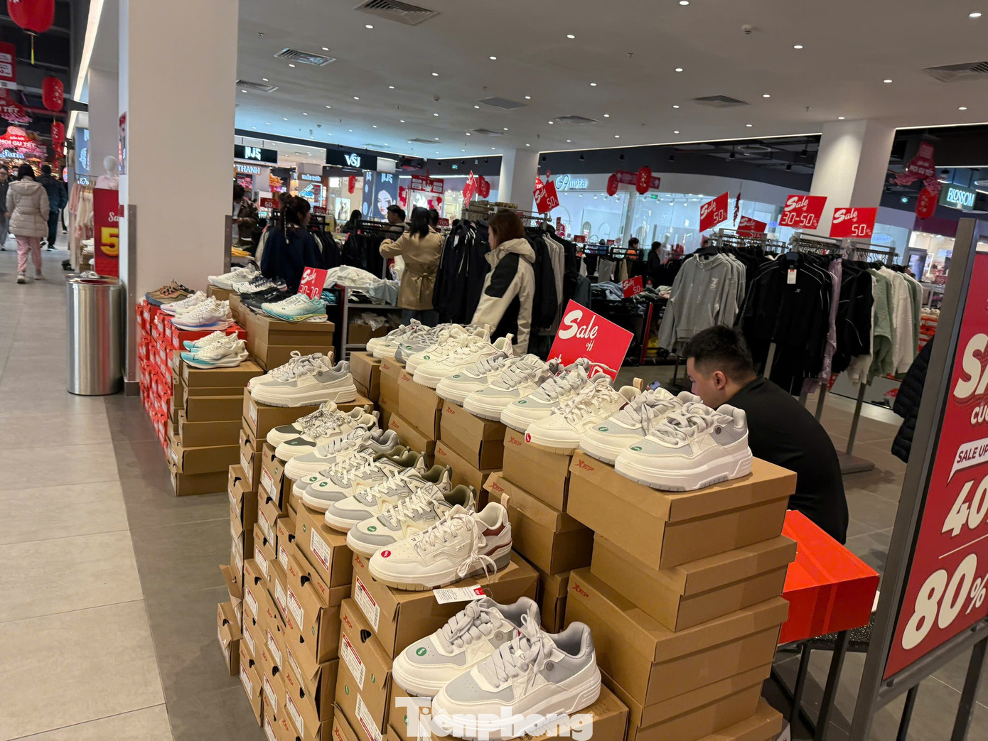 Cảnh lạ lùng tại siêu thị, trung tâm thương mại Hà Nội áp Tết- Ảnh 4.