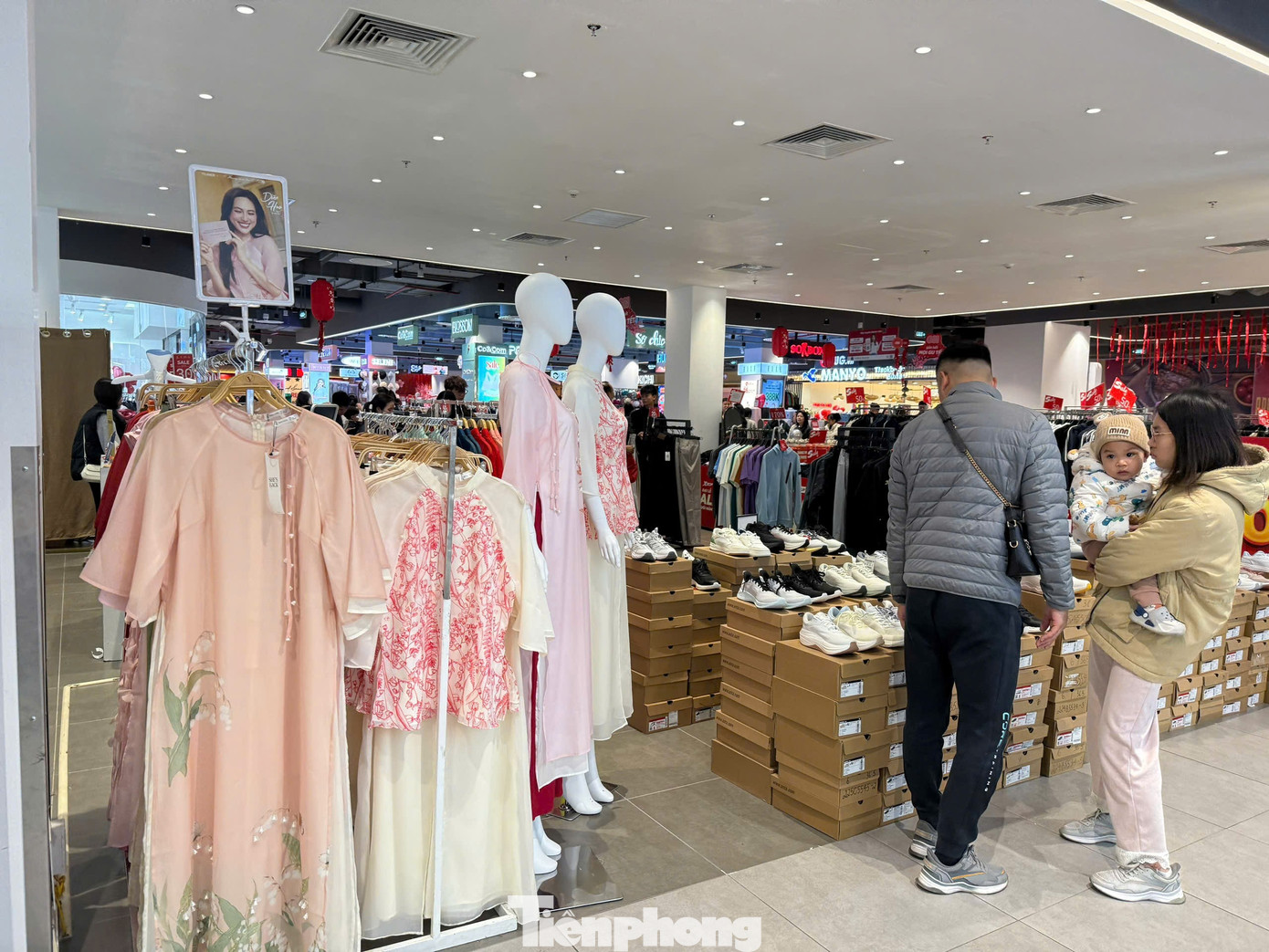 Cảnh lạ lùng tại siêu thị, trung tâm thương mại Hà Nội áp Tết- Ảnh 5.