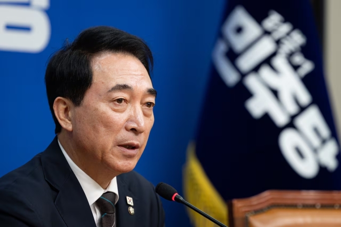 Phát ngôn viên đảng Dân chủ Hàn Quốc Park Soo-hyun trong họp báo ở Seoul, ngày 8/1. Ảnh: News1