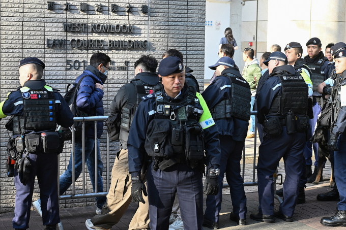 Bên ngoài phiên tòa xét xử trùm truyền thông Jimmy Lai tại Tây Cửu Long, Hong Kong ngày 9/2. Ảnh: AFP