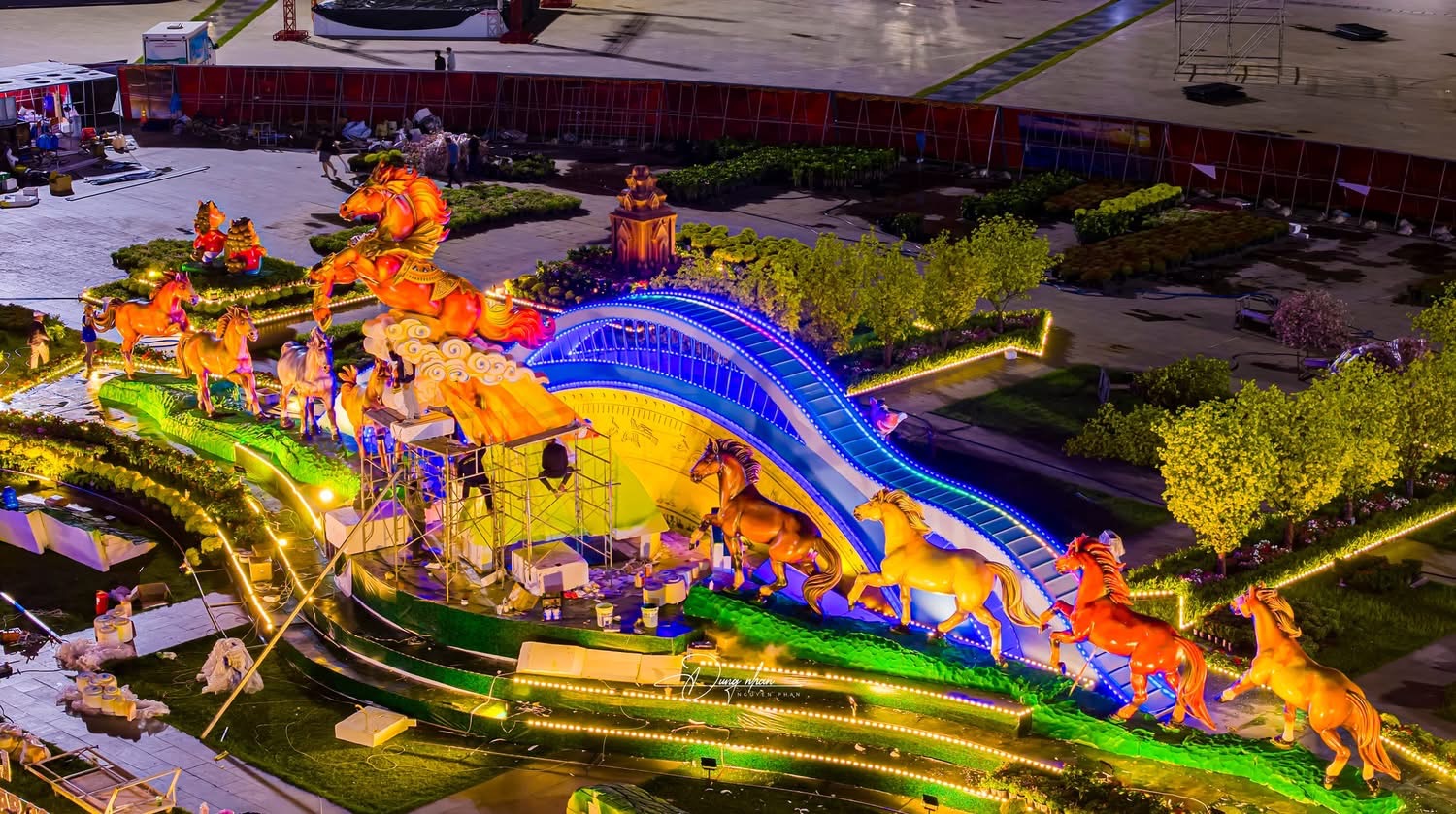 Linh vật ngựa cầm iPhone tại Quy Nhơn gây sốt mạng xã hội trong dịp Tết 2026 - Ảnh 3.