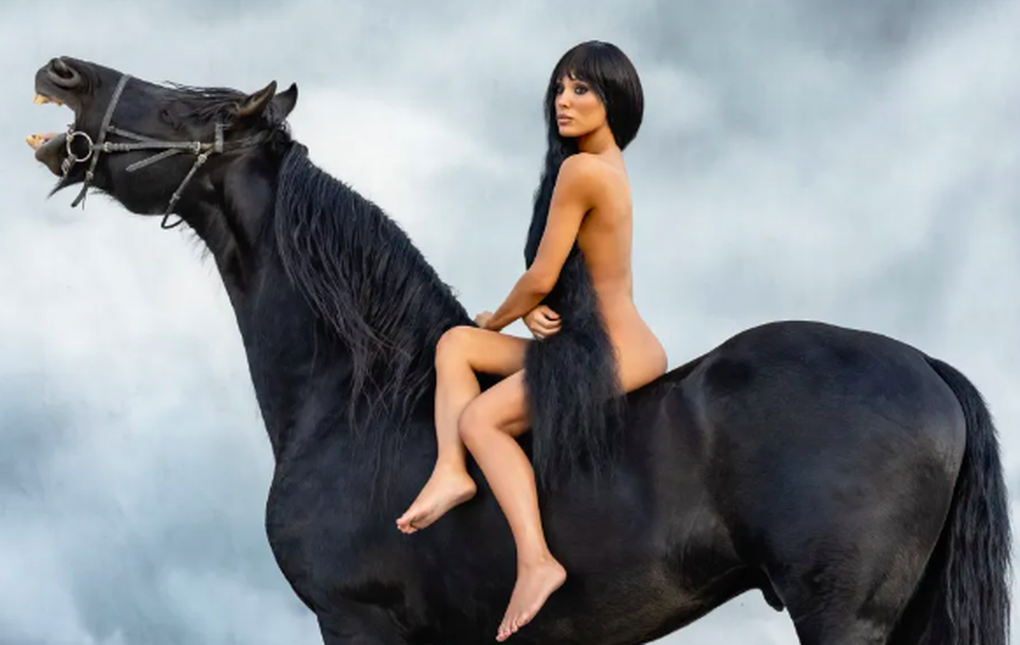 Vợ Kanye West chụp ảnh táo bạo, lần đầu nói về màn cởi đồ sốc tại Grammy - 3