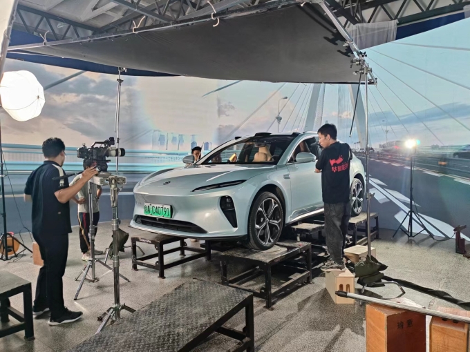 Phim trường một bộ phim ngắn ở Thượng Hải, Trung Quốc năm 2024. Ảnh: AFP