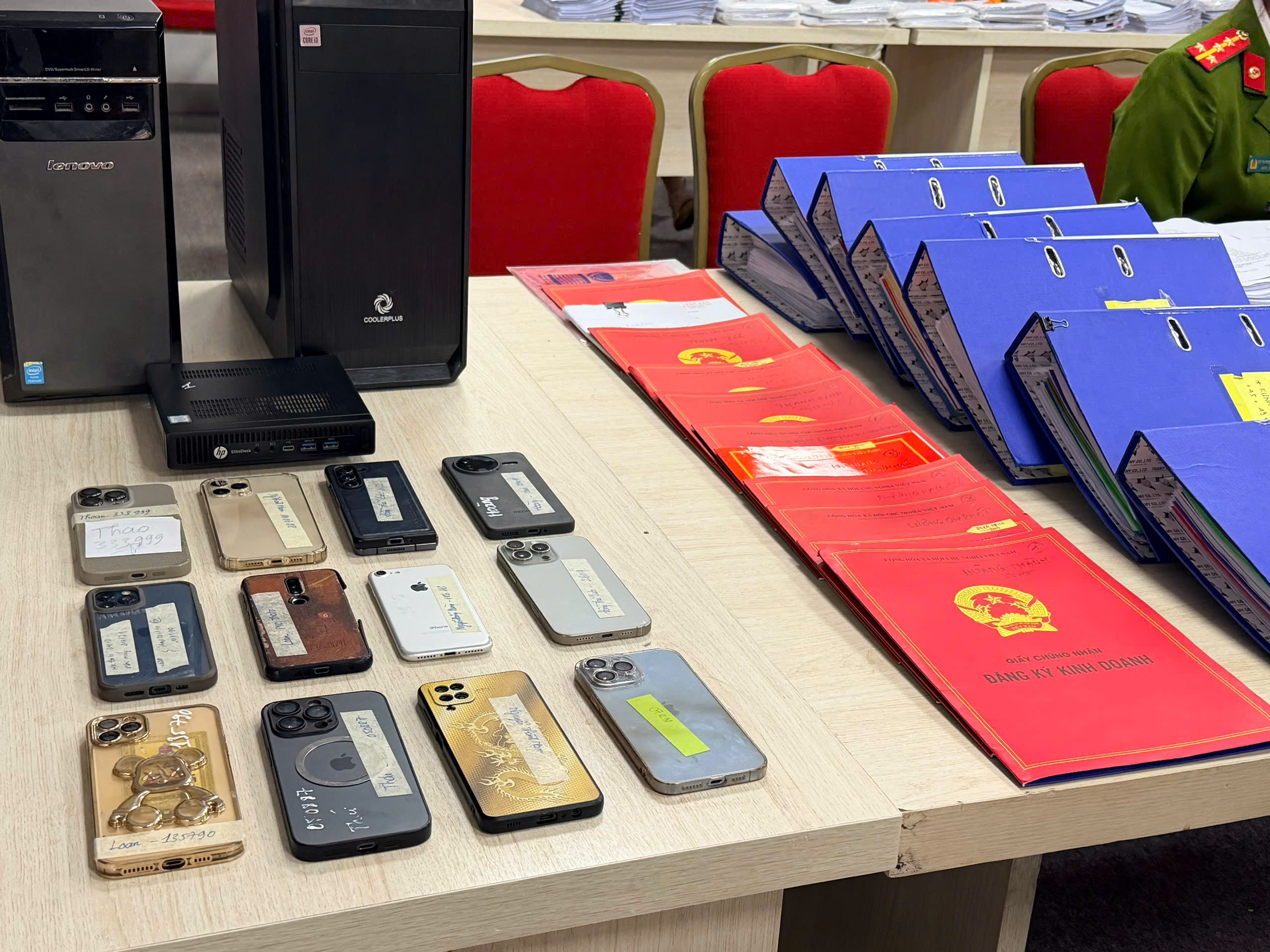 Một ngân hàng bị nhóm lừa đảo chiếm đoạt hơn 318 tỉ đồng - Ảnh 4.