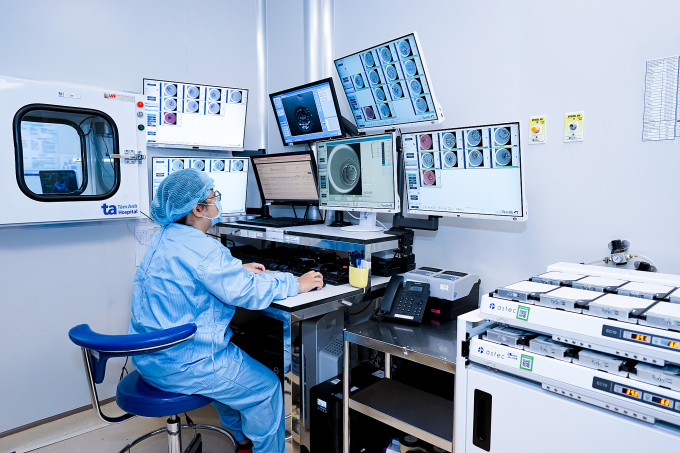 Chuyên viên phôi học quan sát quá trình phát triển của phôi được nuôi cấy trong hệ thống Time-lapse tích hợp trí tuệ nhân tạo. Ảnh: IVF Tâm Anh - Quận 8