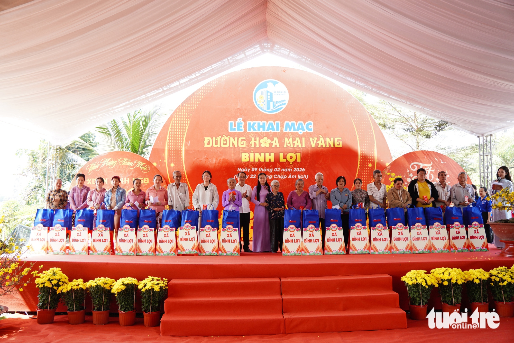 Báo Tuổi Trẻ và xã Bình Lợi trao quà Tết cho trẻ em và hộ dân khó khăn - Ảnh 4.