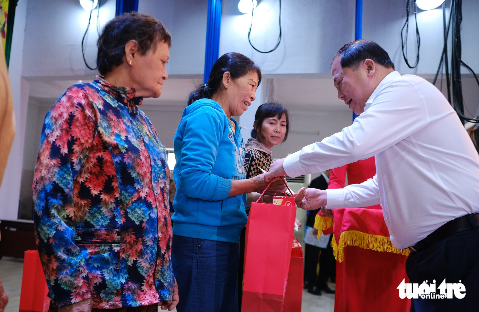 Phó thủ tướng Hồ Quốc Dũng thăm bà con vùng rốn lũ Tuy Phước - Ảnh 2.