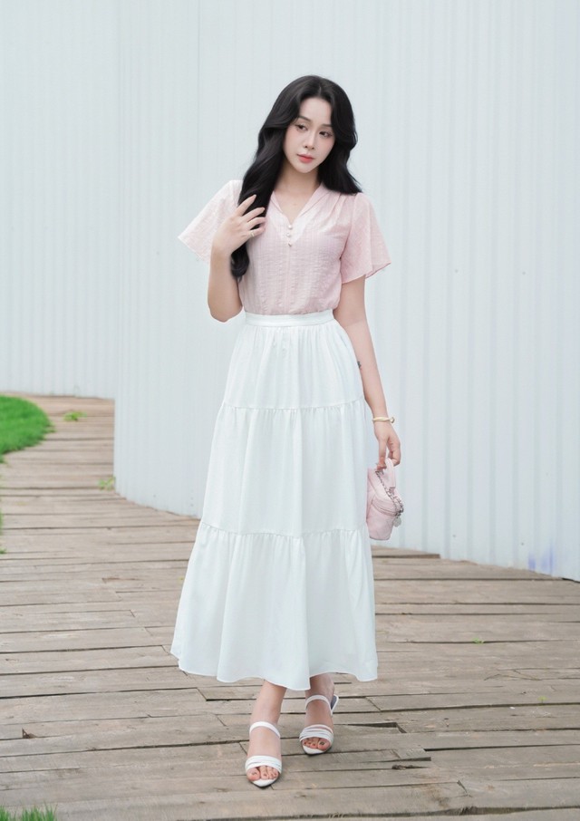 Tôn lên sự trong trẻo ngày xuân với trang phục sắc trắng- Ảnh 4.