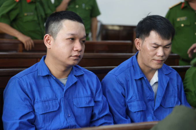 Hai trong số 3 bị cáo buôn bán súng. Ảnh: Phước Tuấn