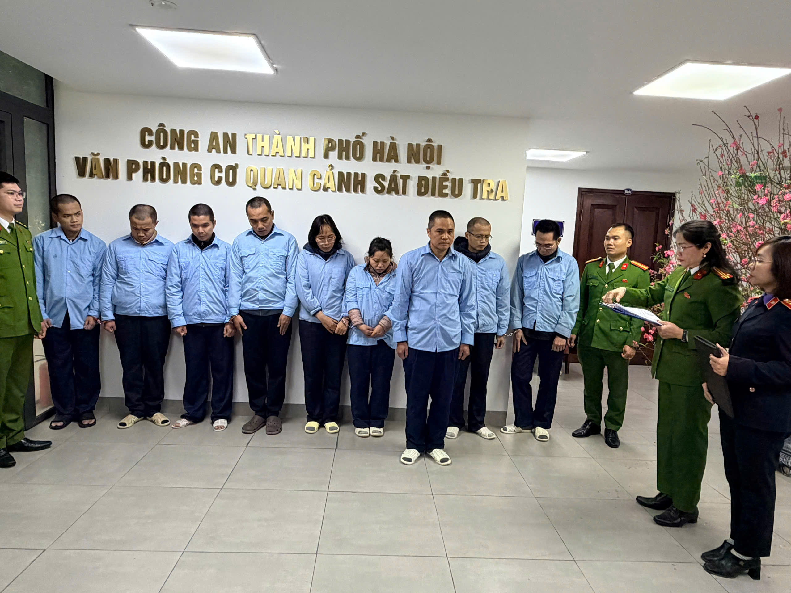 Lừa đảo ngân hàng hơn 300 tỉ đồng tại Hà Nội: Vụ án nghiêm trọng 2024 - Ảnh 2.